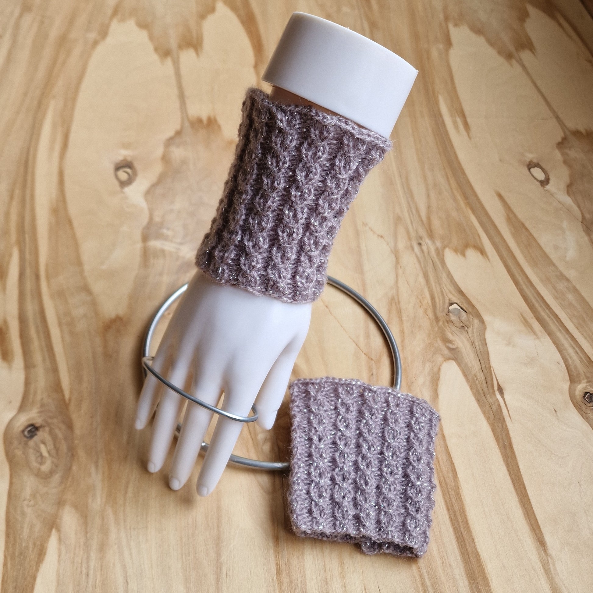 Brūni pīnītes rakstā adīti mauči/pulsa sildītāji (VEZI 5) - www.tiptip.lv 