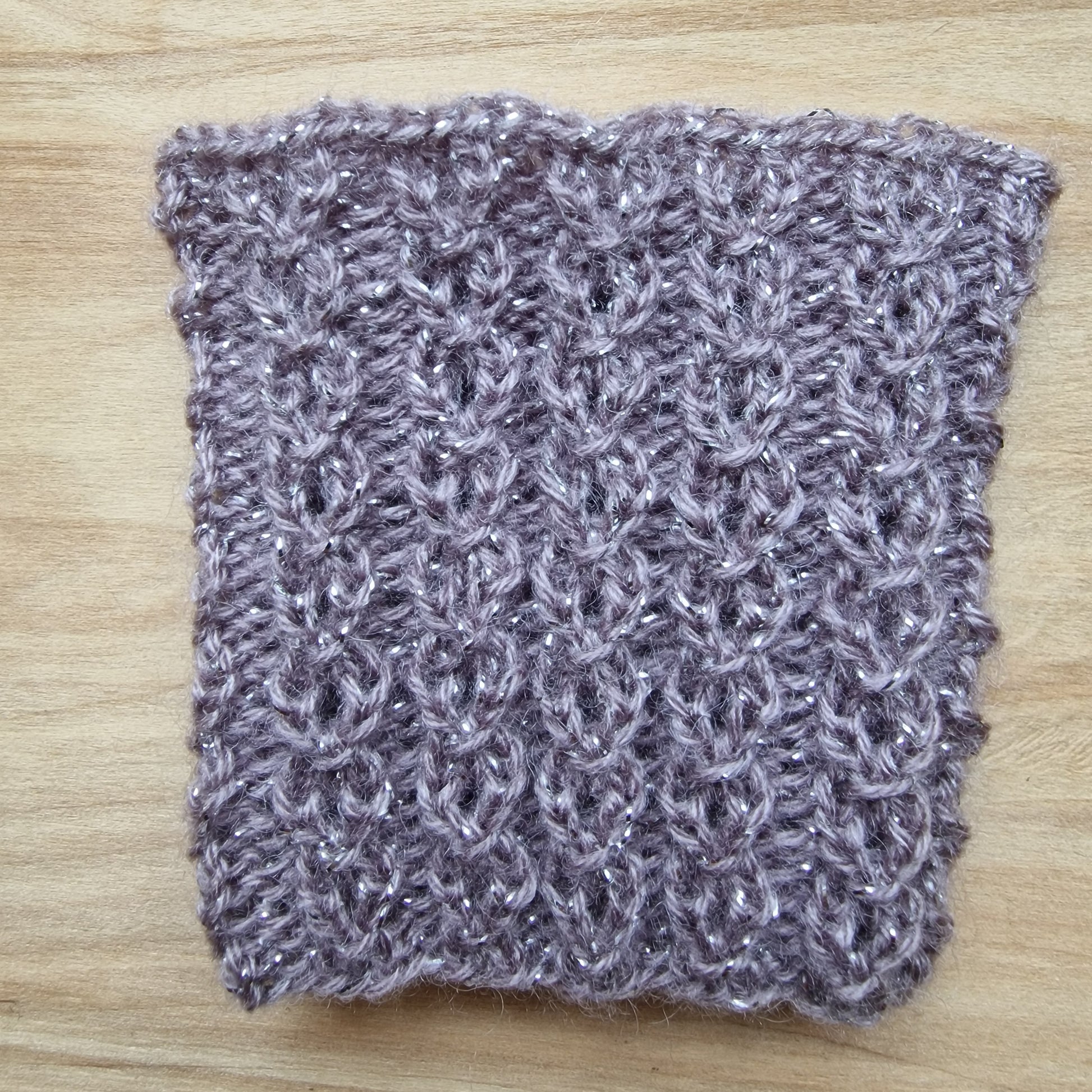 Brūni pīnītes rakstā adīti mauči/pulsa sildītāji (VEZI 5) - www.tiptip.lv 