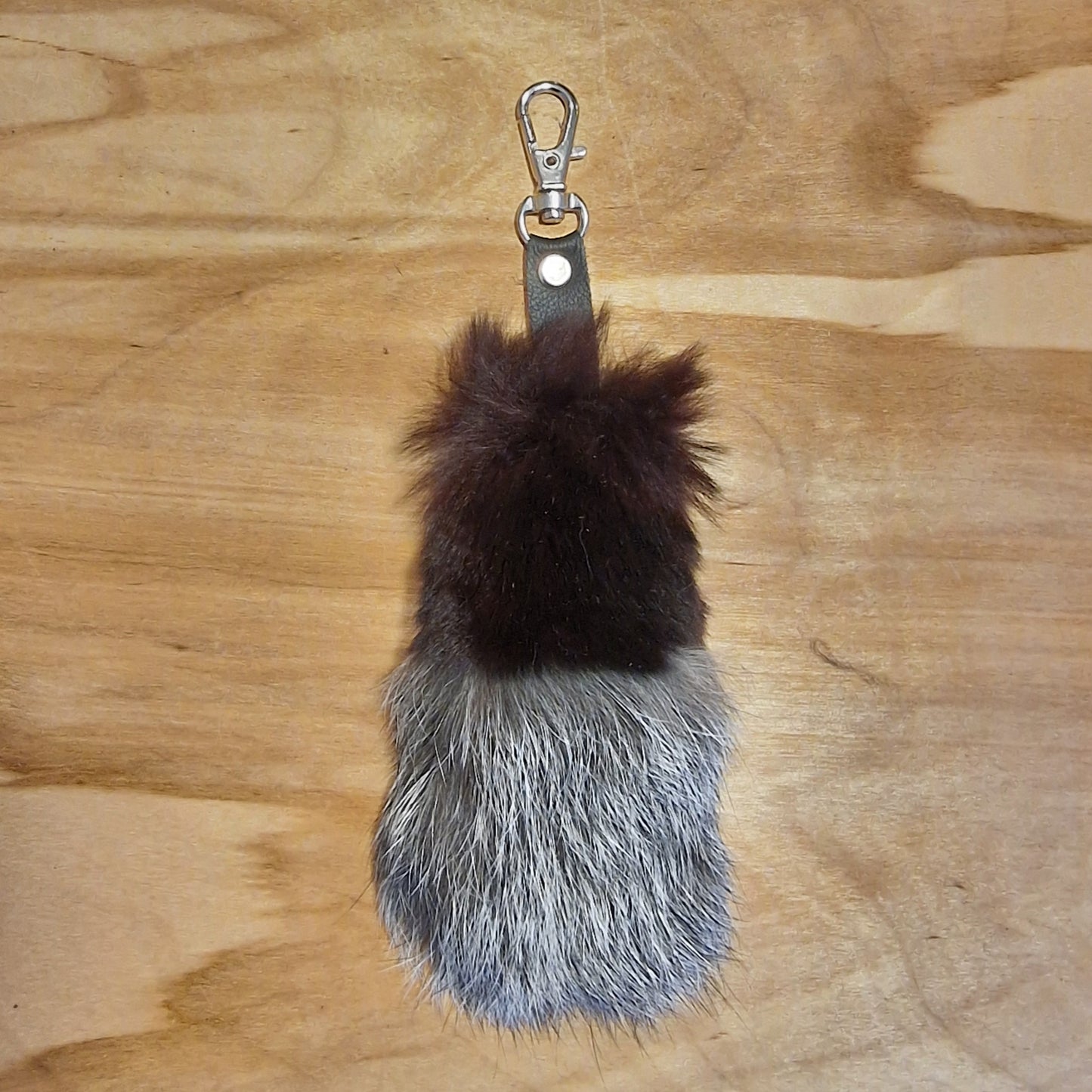 Brūni pelēkbalts mīkstas ādas atslēgu piekariņš (JĀNA 10) - www.tiptip.lv 