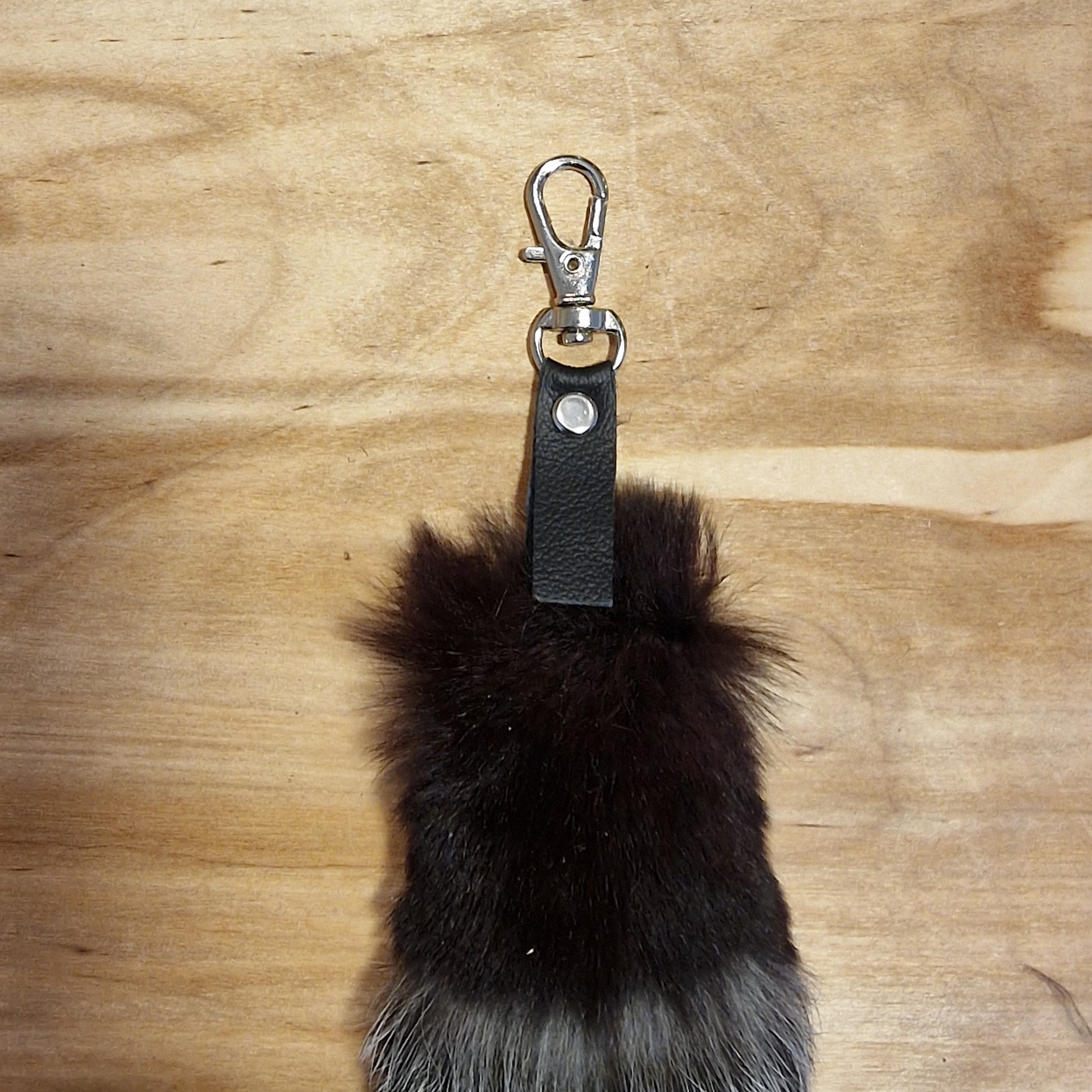 Brūni pelēkbalts mīkstas ādas atslēgu piekariņš (JĀNA 10) - www.tiptip.lv 