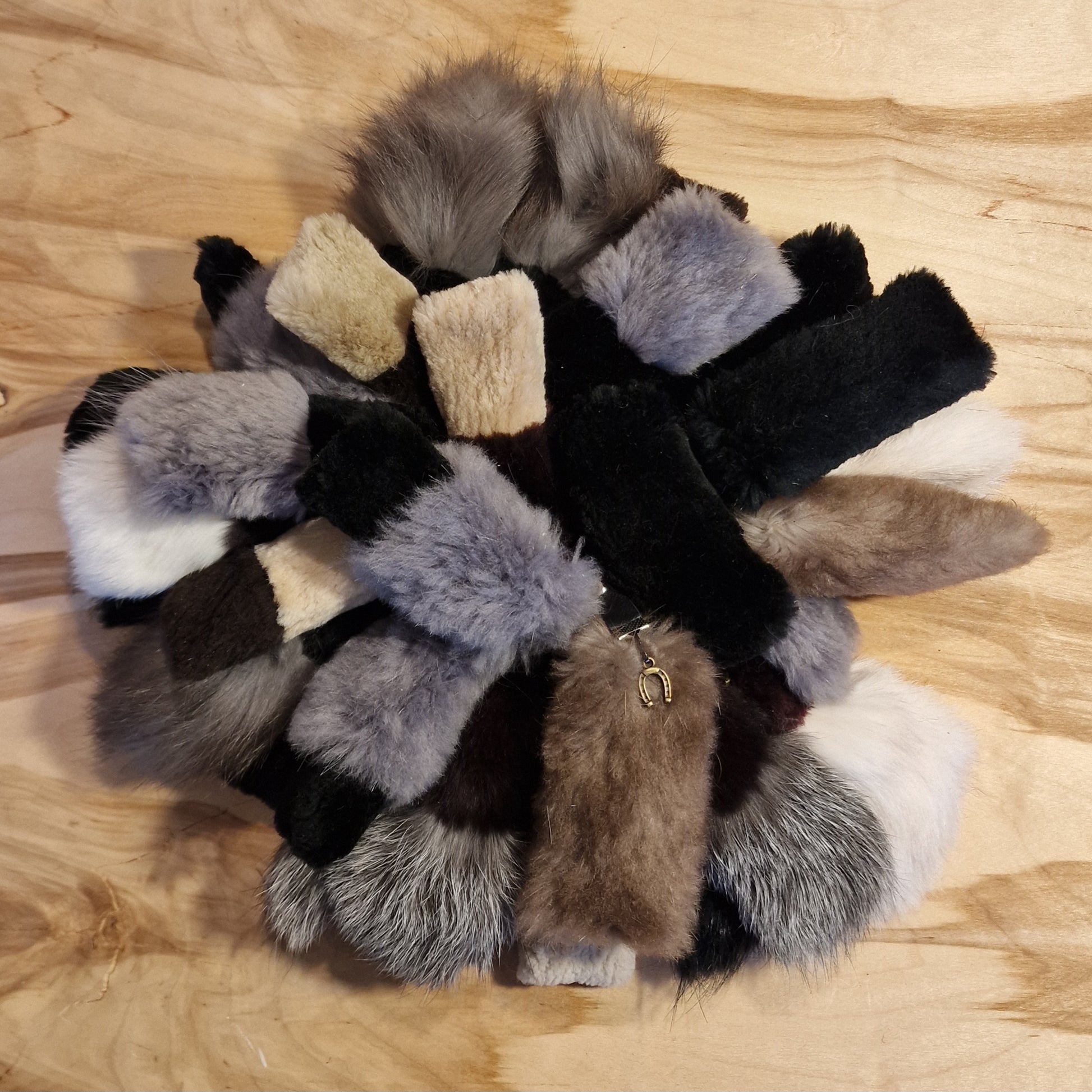 Brūni pelēkbalts mīkstas ādas atslēgu piekariņš (JĀNA 10) - www.tiptip.lv 