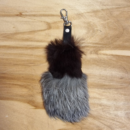 Brūni pelēkbalts mīkstas ādas atslēgu piekariņš (JĀNA 2) - www.tiptip.lv 