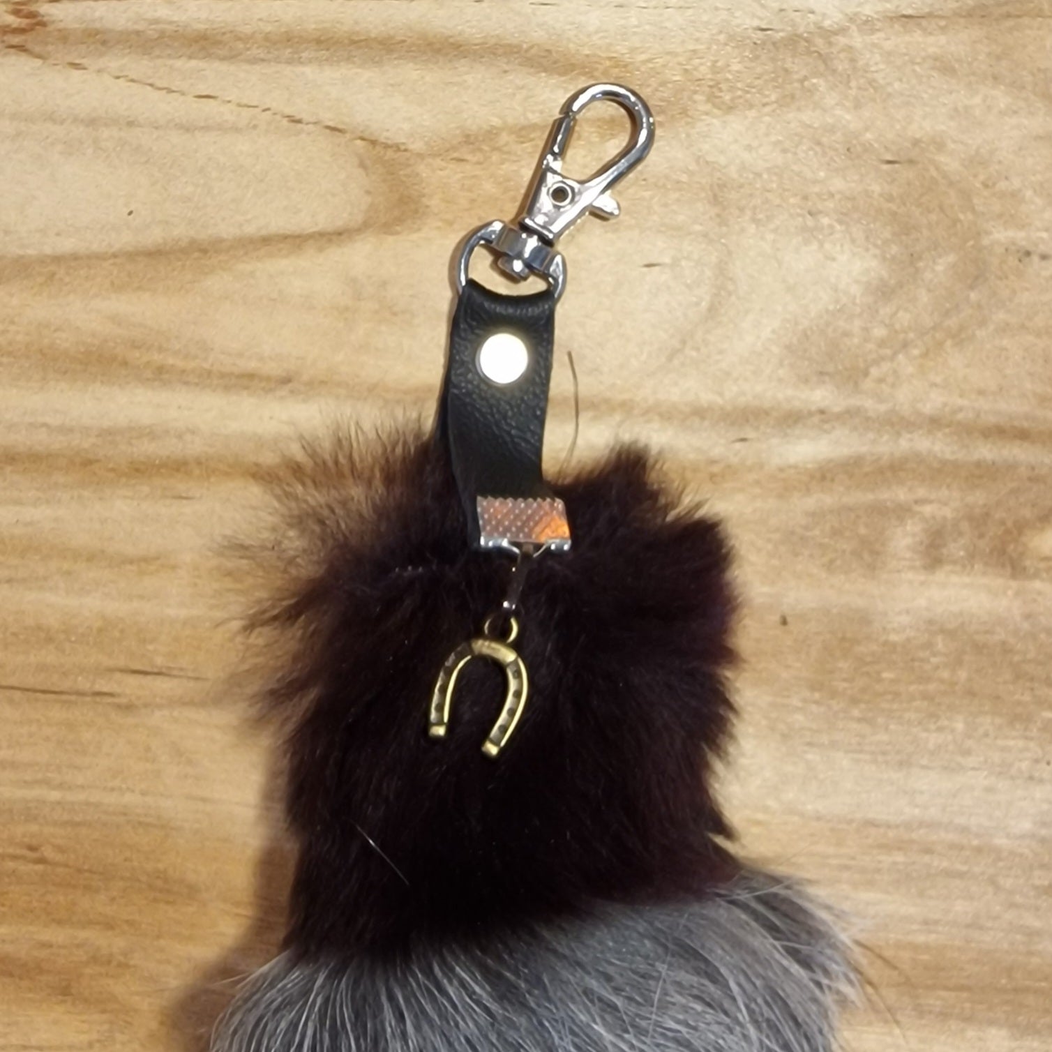 Brūni pelēkbalts mīkstas ādas atslēgu piekariņš (JĀNA 2) - www.tiptip.lv 