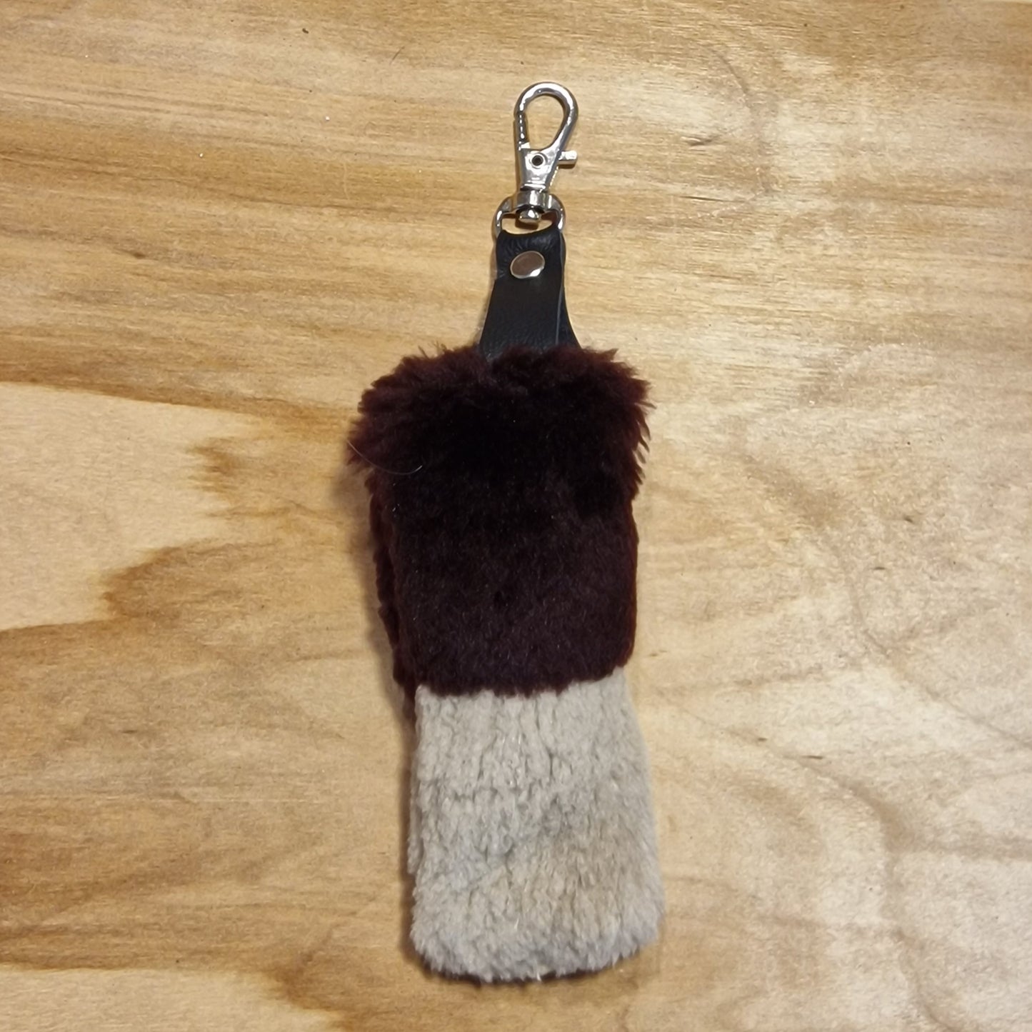 Brūni violetas un smilšu krāsas mīkstas ādas atslēgu piekariņš (JĀNA 14) - www.tiptip.lv 