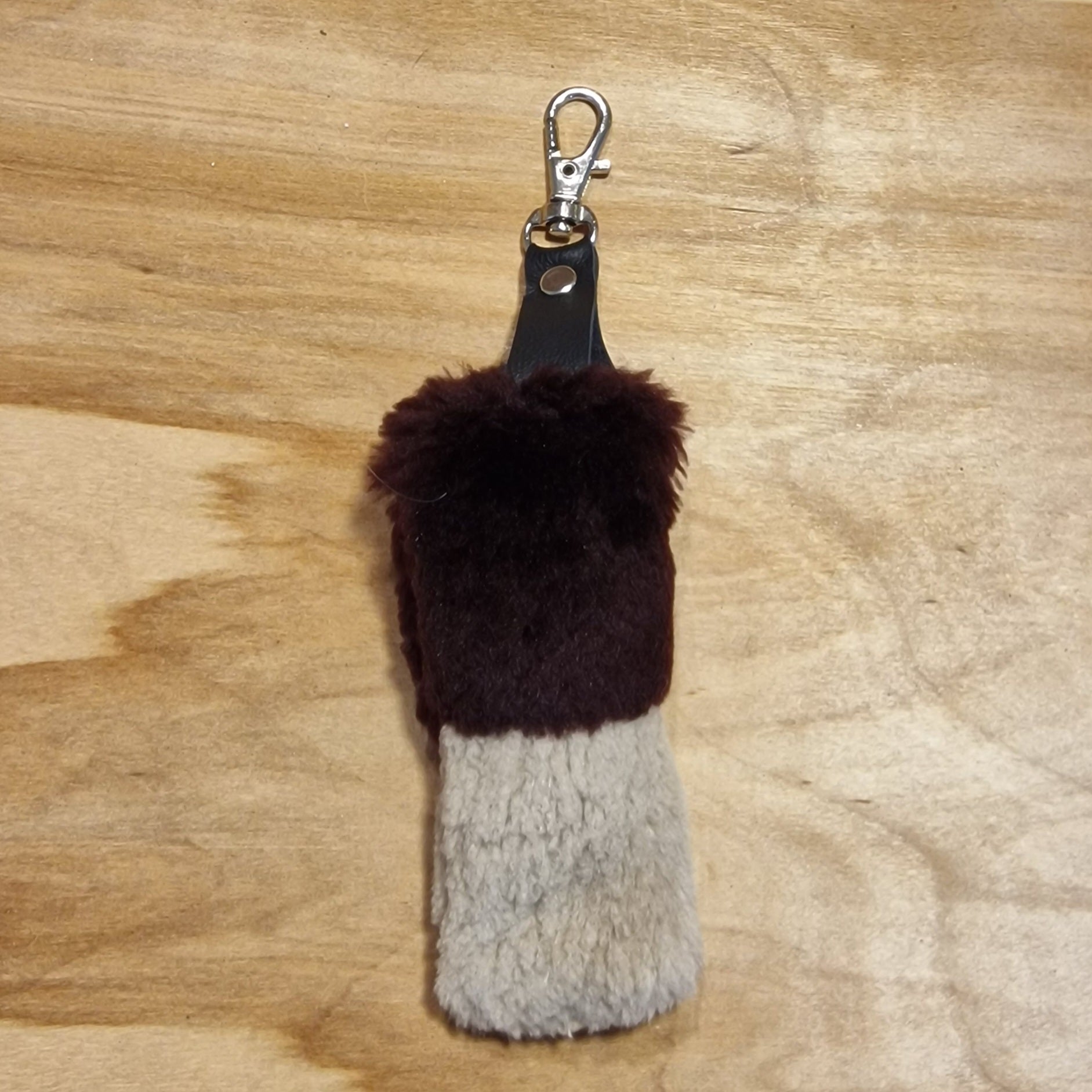 Brūni violetas un smilšu krāsas mīkstas ādas atslēgu piekariņš (JĀNA 14) - www.tiptip.lv 