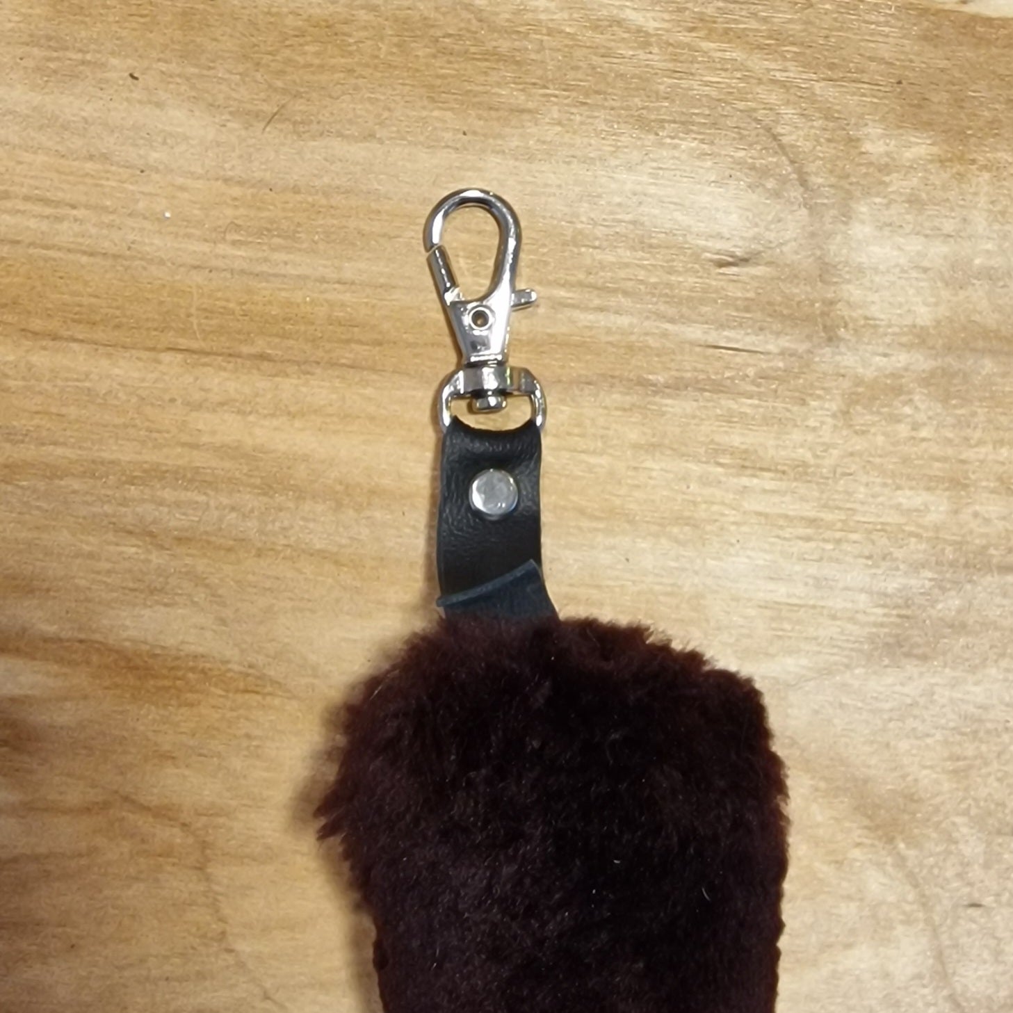 Brūni violetas un smilšu krāsas mīkstas ādas atslēgu piekariņš (JĀNA 14) - www.tiptip.lv 