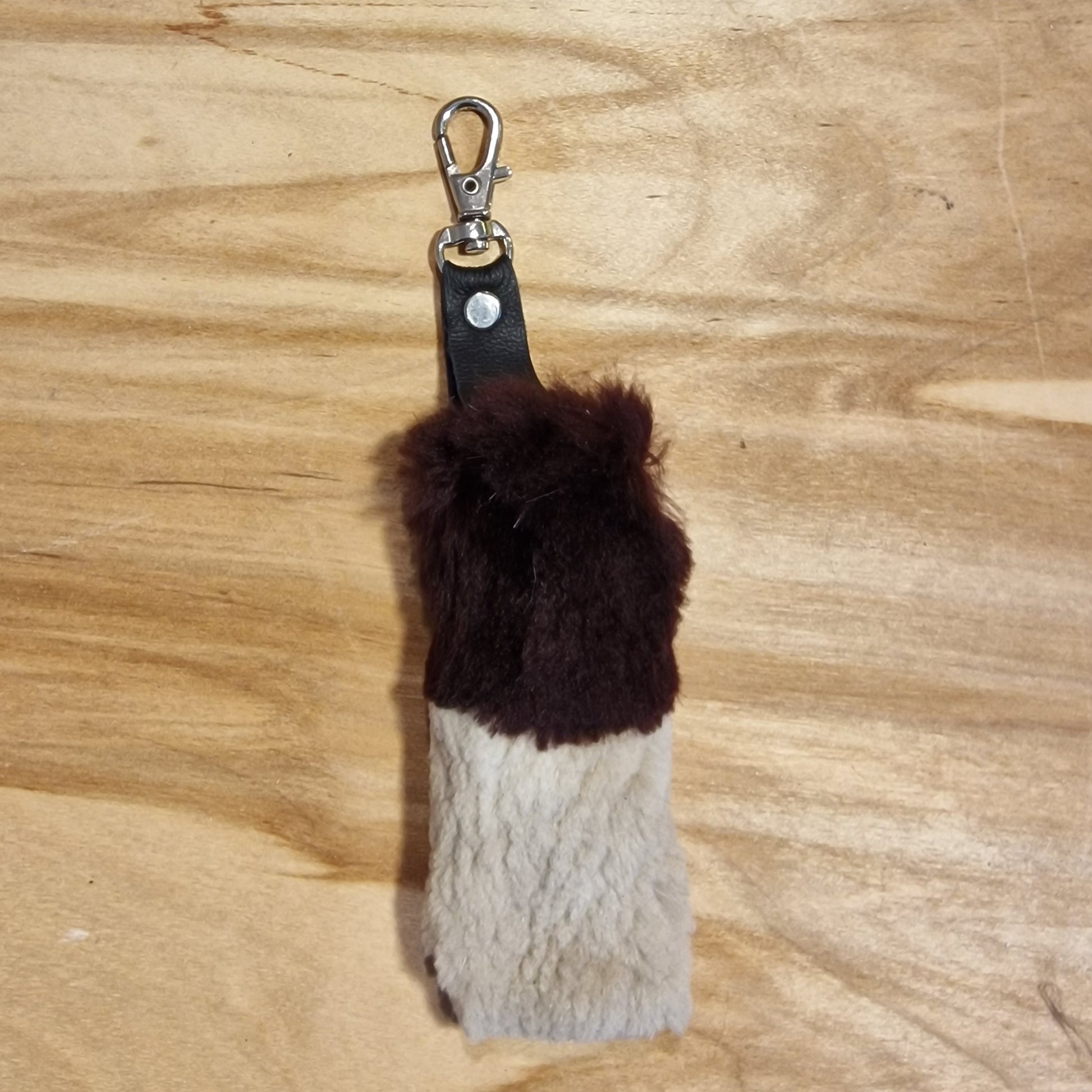 Brūni violetas un smilšu krāsas mīkstas ādas atslēgu piekariņš (JĀNA 5) - www.tiptip.lv 