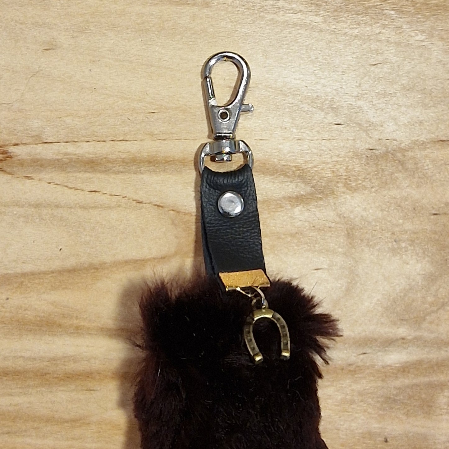 Brūni violetas un smilšu krāsas mīkstas ādas atslēgu piekariņš (JĀNA 5) - www.tiptip.lv 