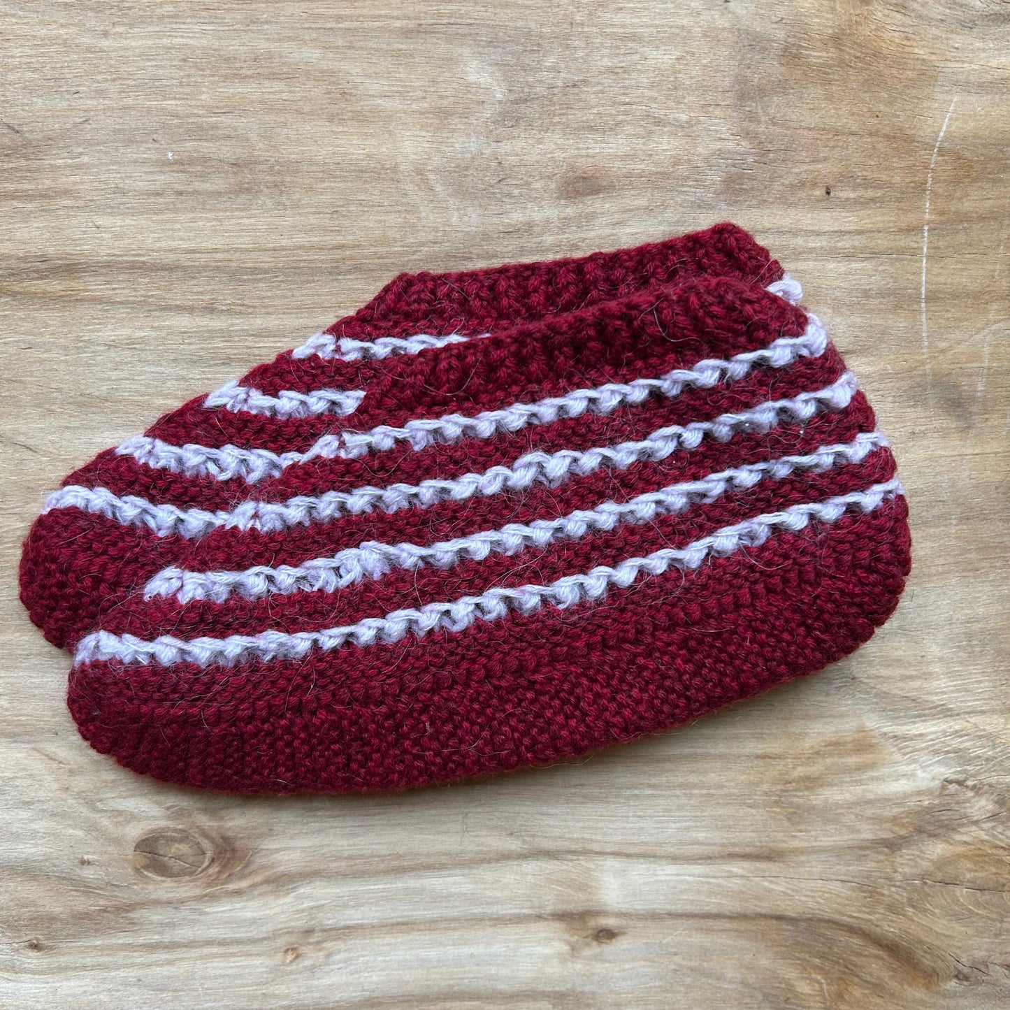 Adītas vilnas čībiņas 36.-38.izm. tumši sarkanas ar gaiši rozā strīpiņu (DAKU 31)