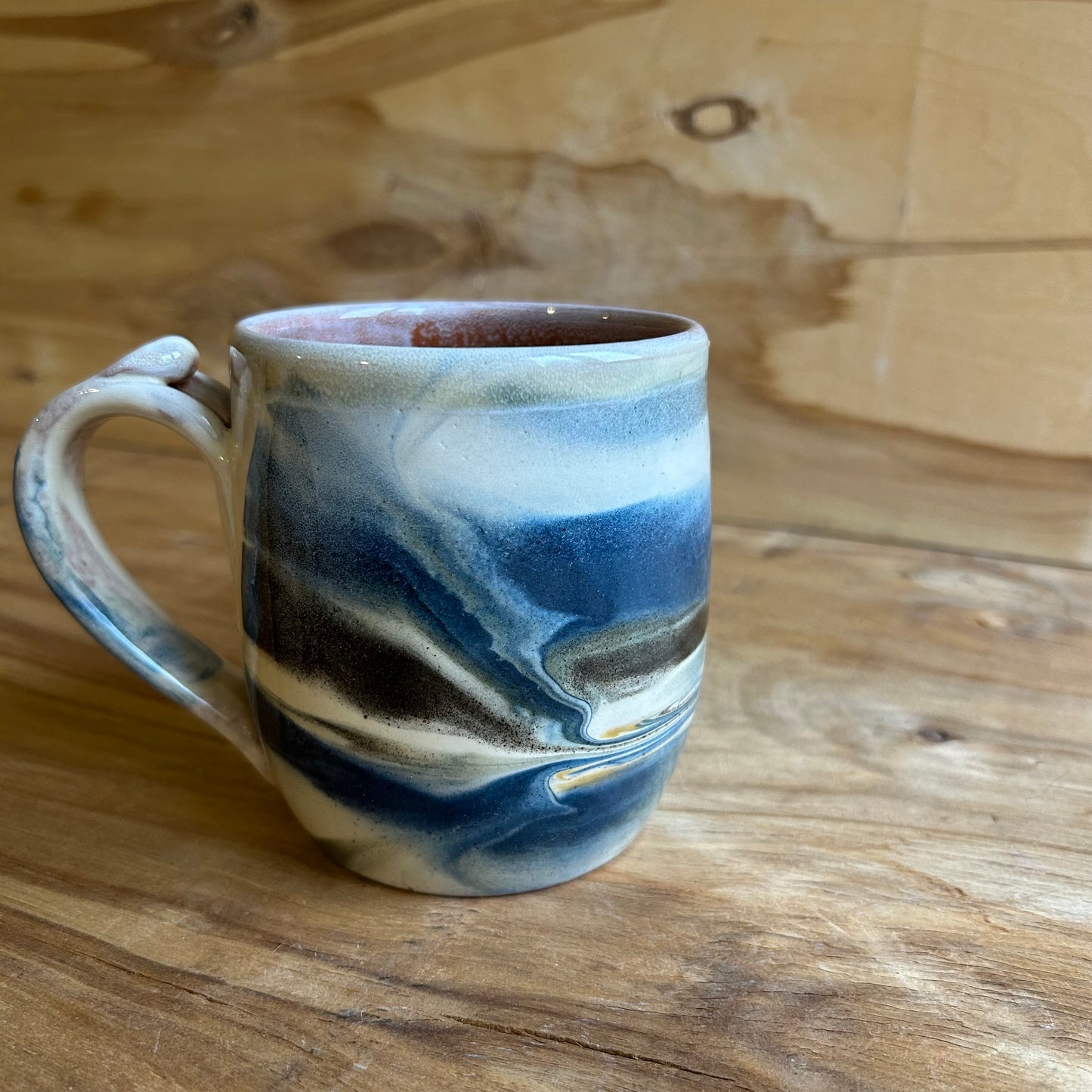 Brūna māla krūze ar glazūras rakstu  (MASP 124)