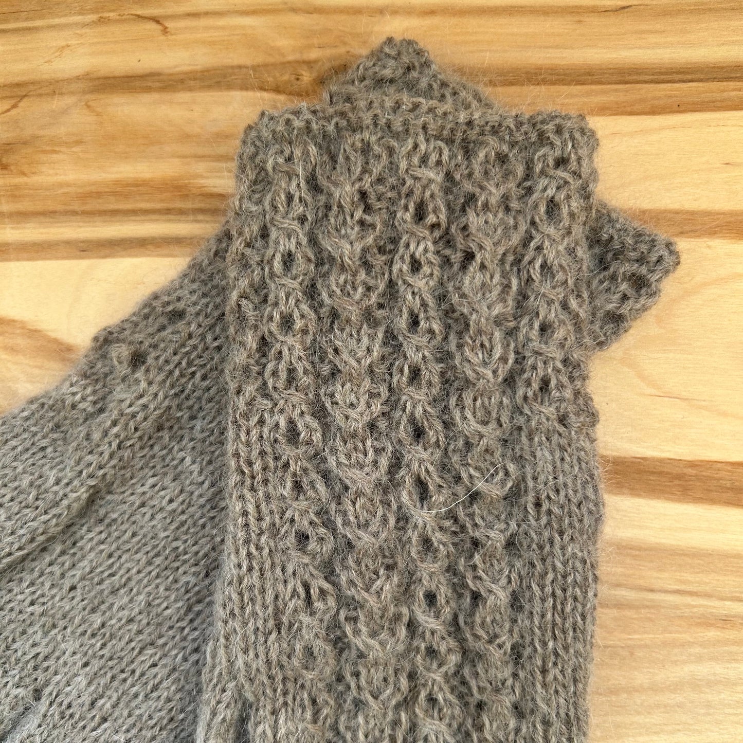 Rokām adīti  pirkstaiņi gaiši brūnā krāsā (DZTO 96)