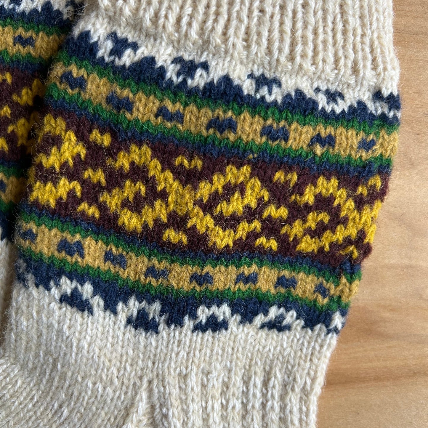 Siltās zeķes 43.-45.izm. gaišas zeķes ar brūniem, dzelteniem un zaļiem ornamentiem (MALI 53)