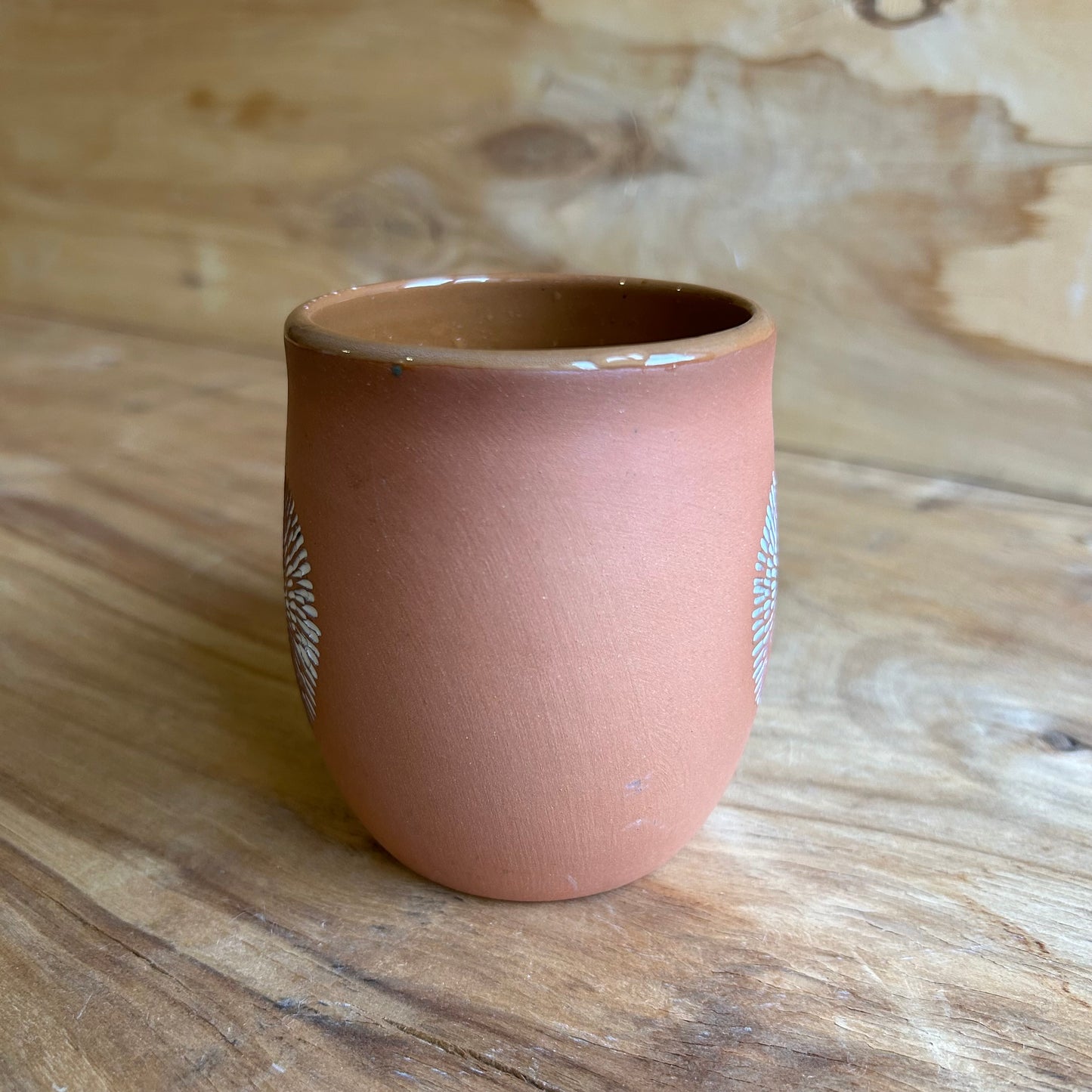 Brūna māla ar baltiem glazūras punktiņiem (MASP 129)