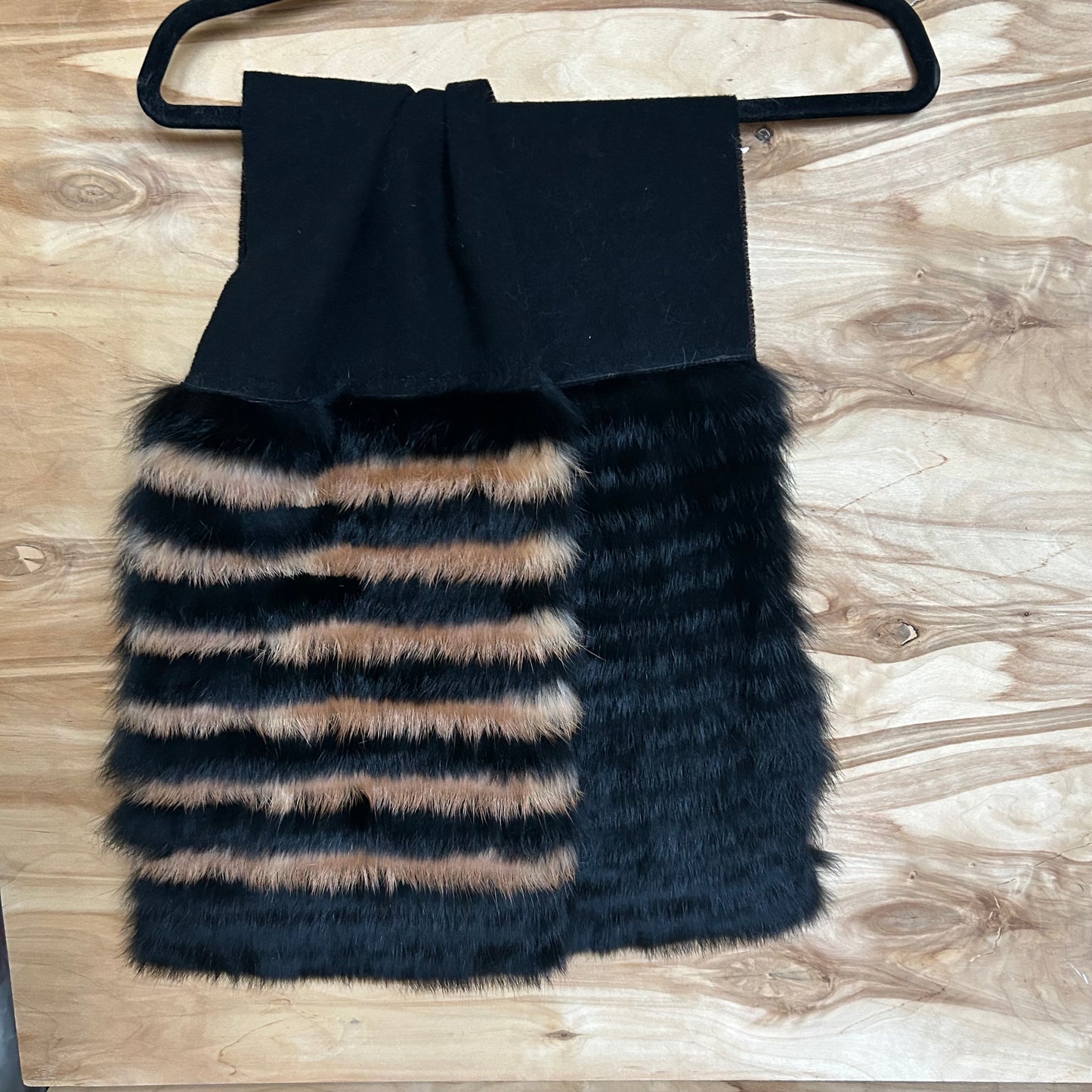 Melna vilnas šalle ar melnu un brūnu truša vilnas dekoratīvu malu (JĀNA 48)