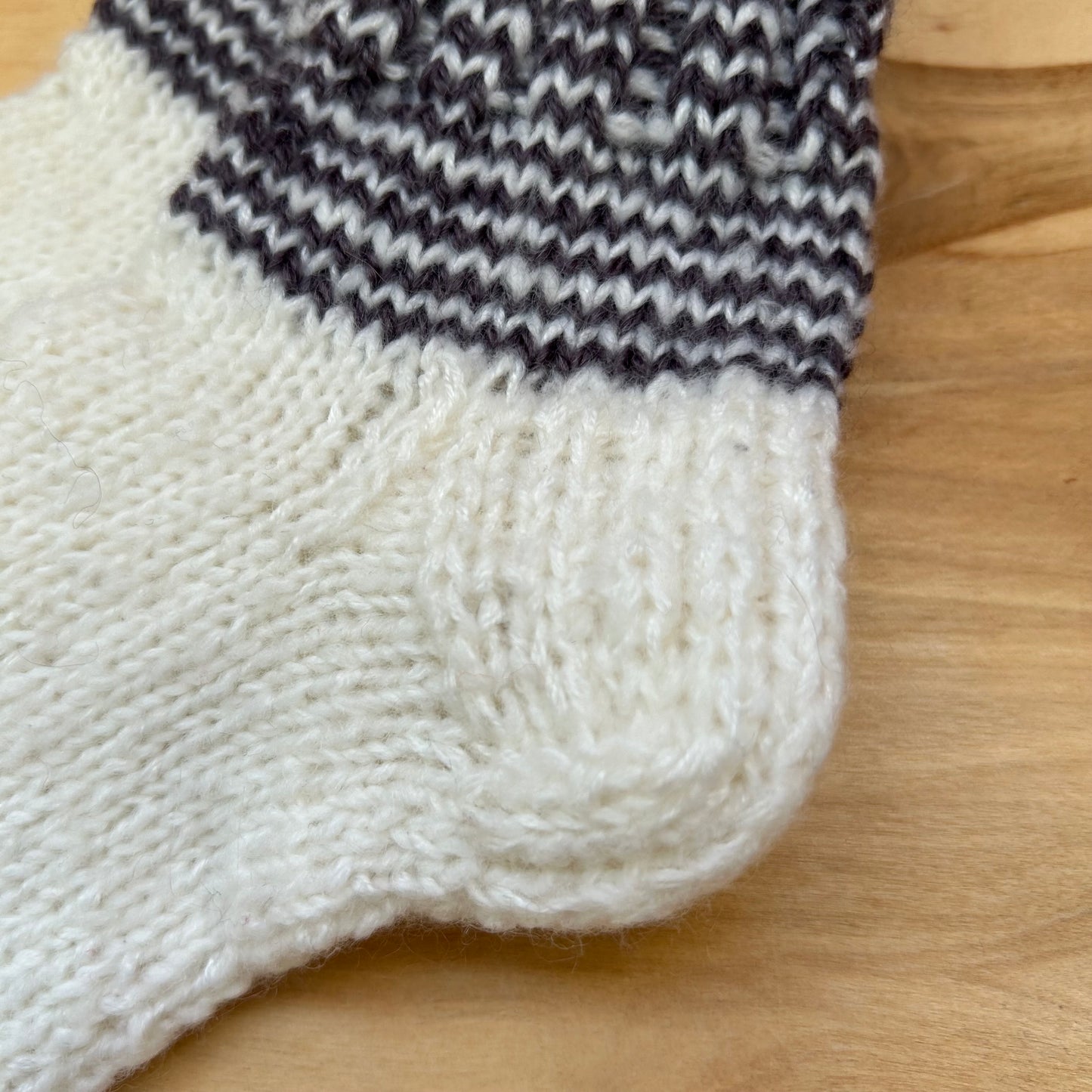 Baltas adītas siltās zeķītes 25.-27.izm. (SITĒ 56)