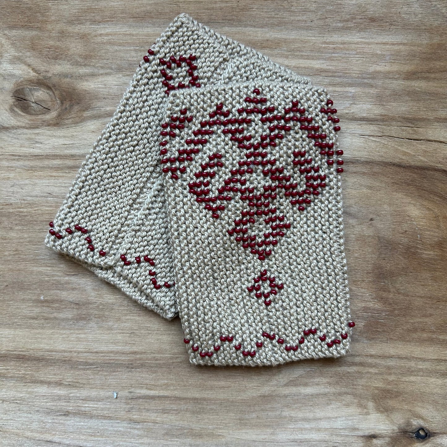 Gaiši brūni mauči/pulsa sildītāji ar tumši sarkanu pērlīšu raksta Jumja zīmi (ZAMI 47)