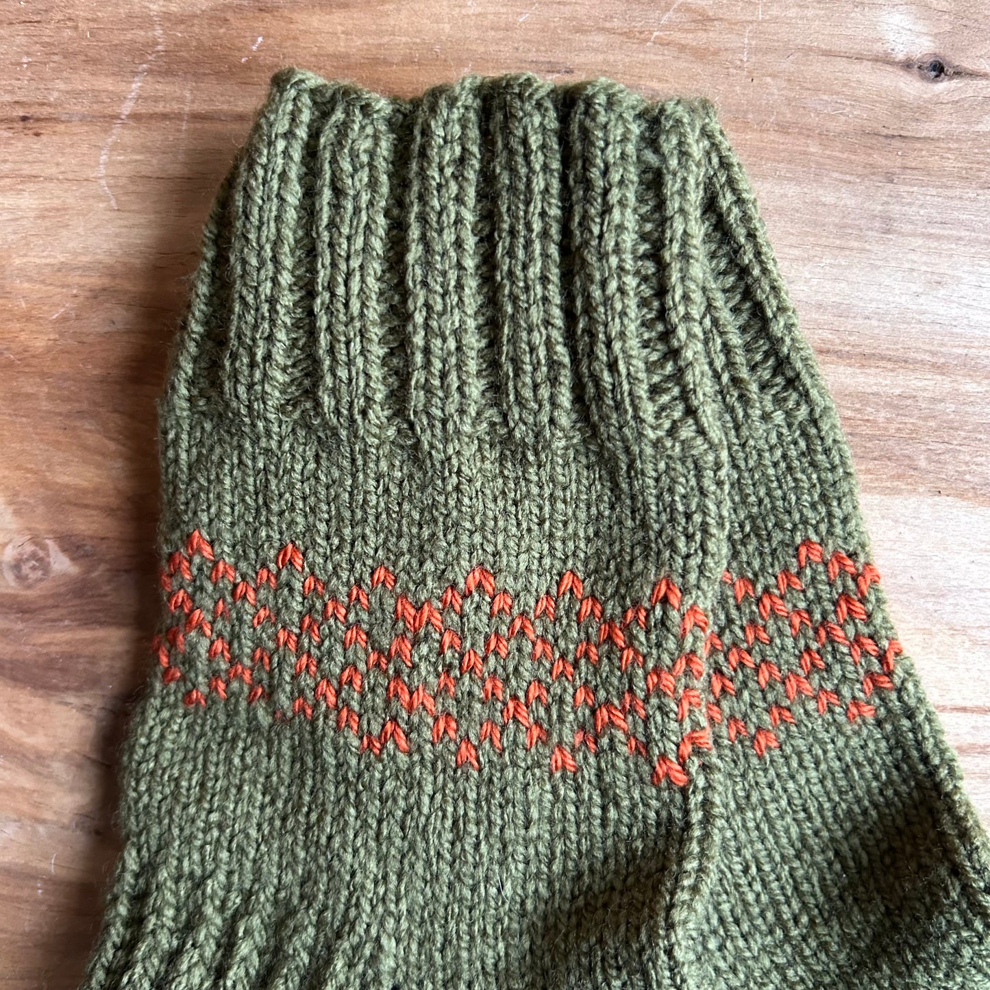 Siltās zeķes vīriešiem haki zaļas ar nelielu oranžu rakstiņu 42. 44..izm. (VEZI 36)