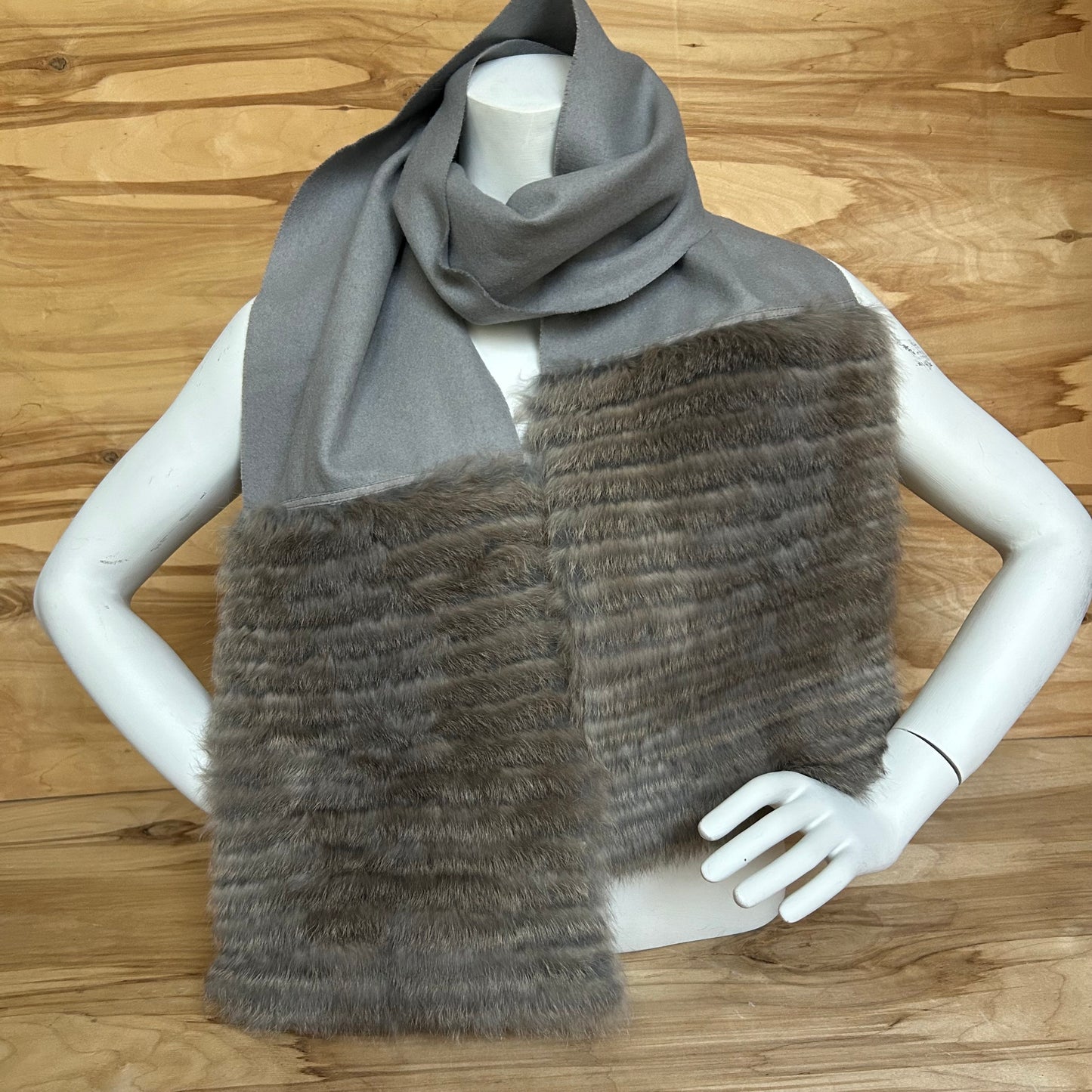 Gaiši pelēka vilnas šalle ar pelēkbrūnu truša vilnas dekoratīvu malu (JĀNA 40)