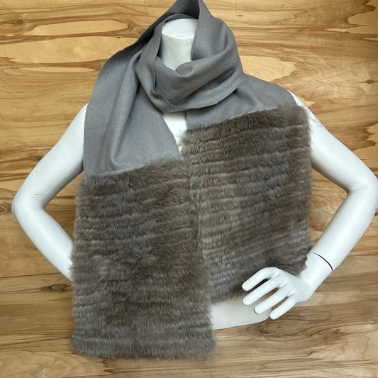 Gaiši pelēka vilnas šalle ar pelēkbrūnu truša vilnas dekoratīvu malu (JĀNA 40)