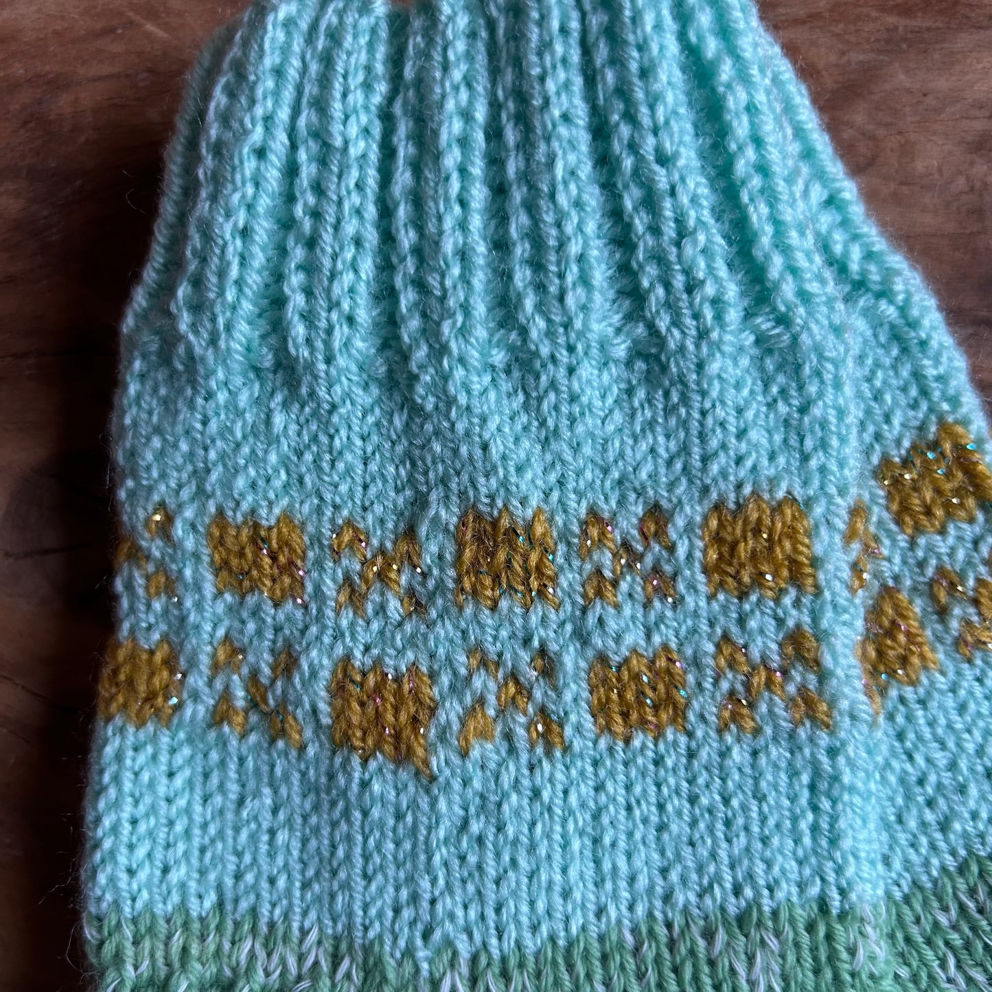 Vilnas zeķes 34.-36.izm. Gaiši zilganzaļas ar dzelteniem ornamentiem uz stulma (VEZI 65)