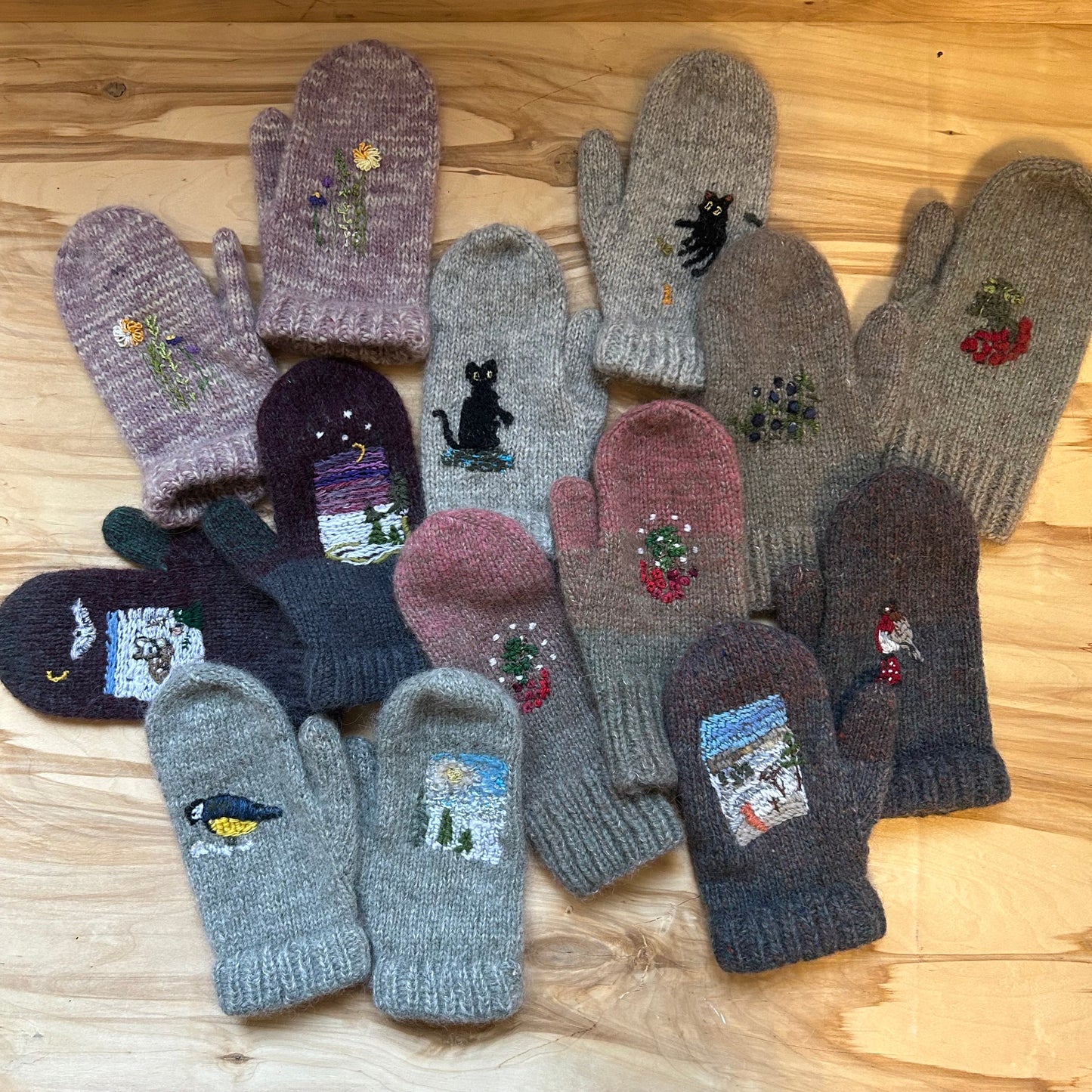 Brūni rozā adīti dūraiņi ar izšūtu zīmējumu (RUTO 2)