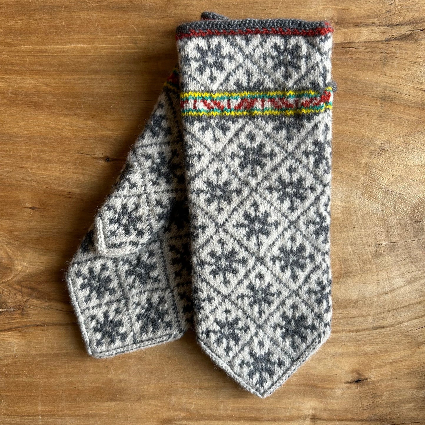 Vilnas dūraiņi ar pelēkiem zvaigznīšu rakstiem rombiņos (AIDZ 40)