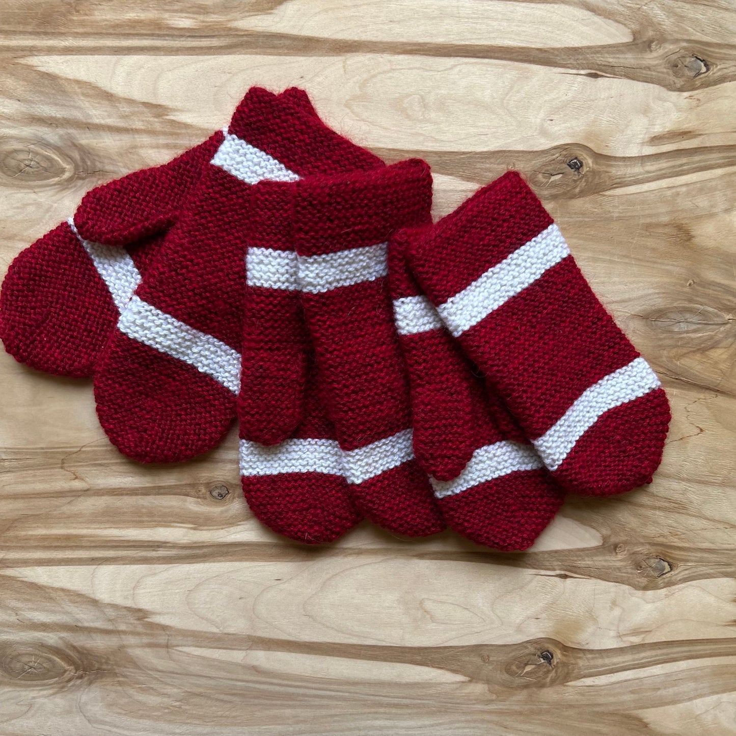 Tumši sarkani adīti dūraiņi ar baltām līnijām (VEPA 143)