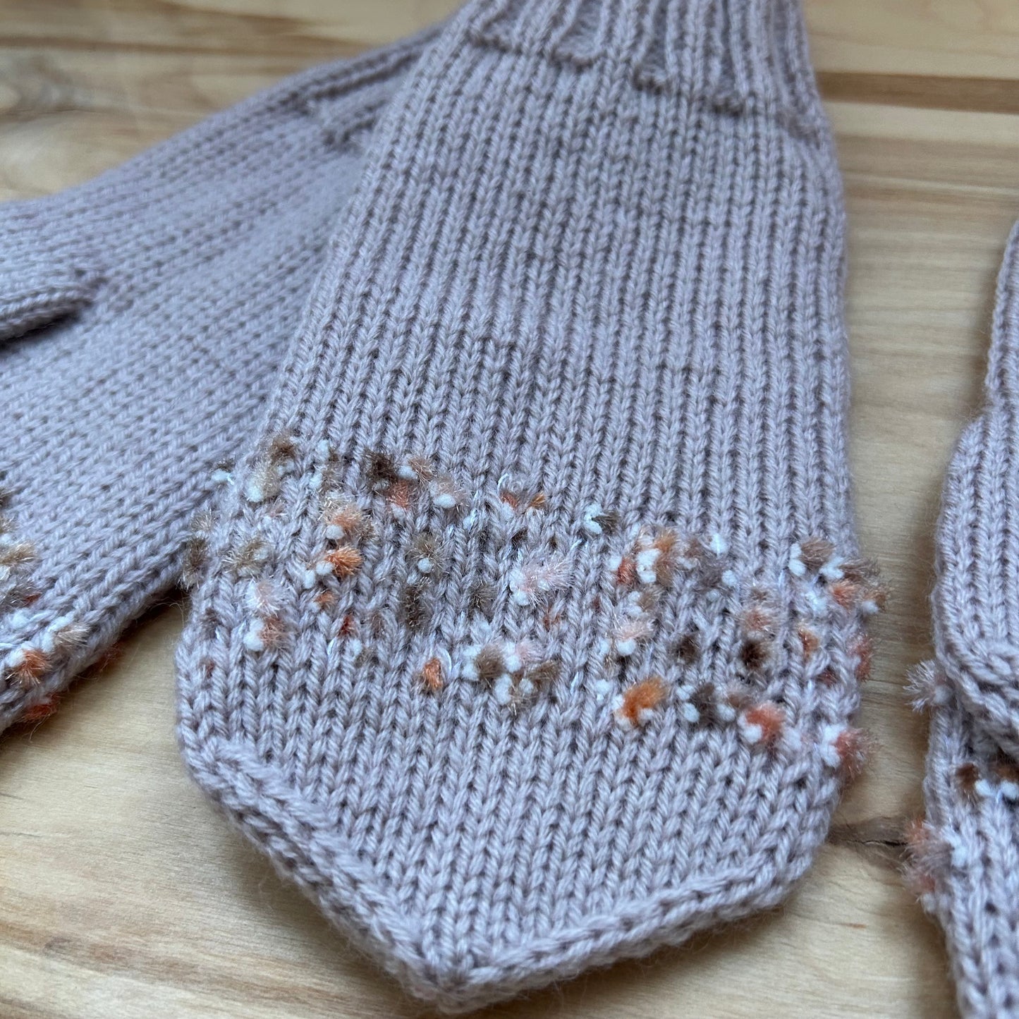 Rokām adīti bēši cimdi (INPO 106)