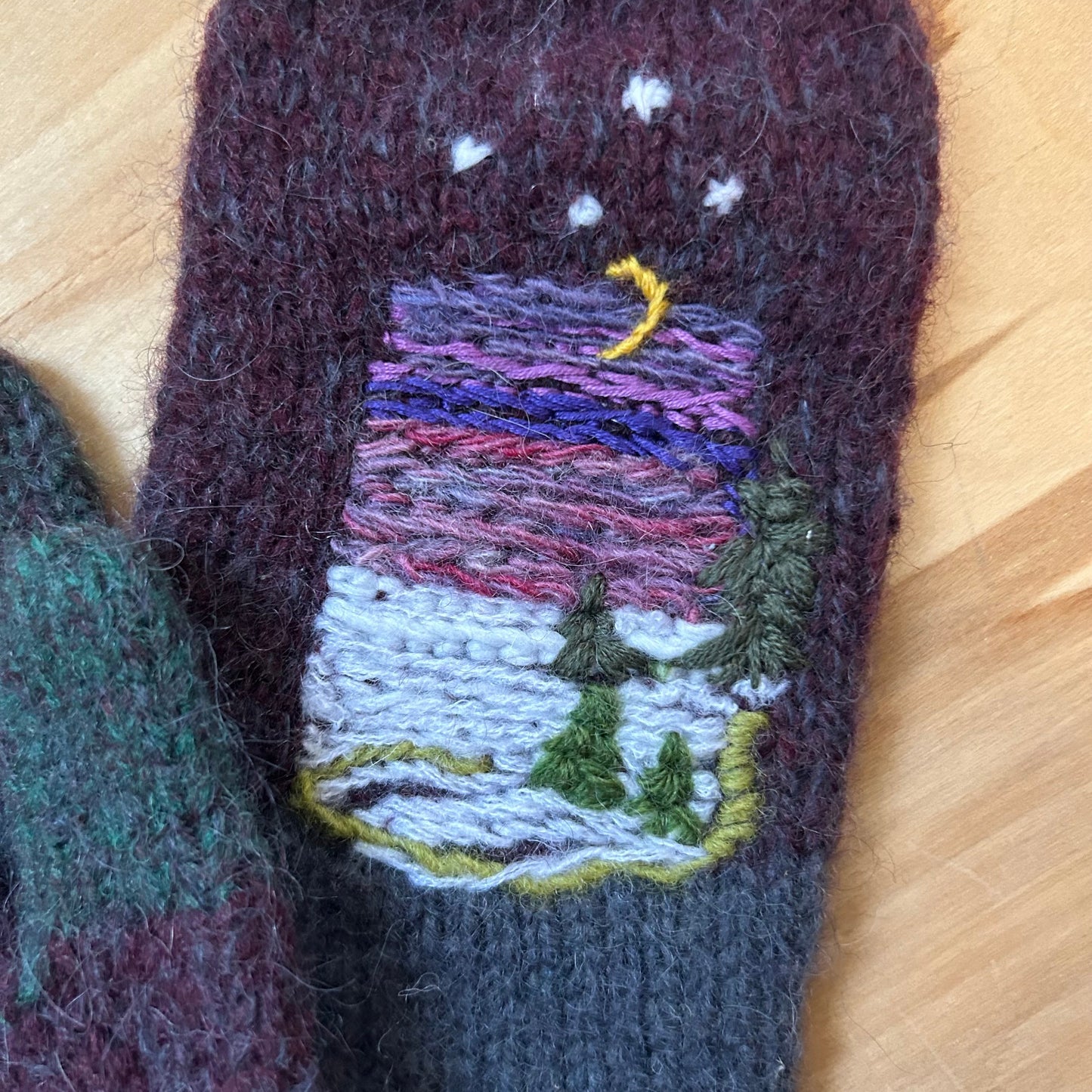 Tumši lillā adīti dūraiņi ar izšūtu zīmējumu (RUTO 1)