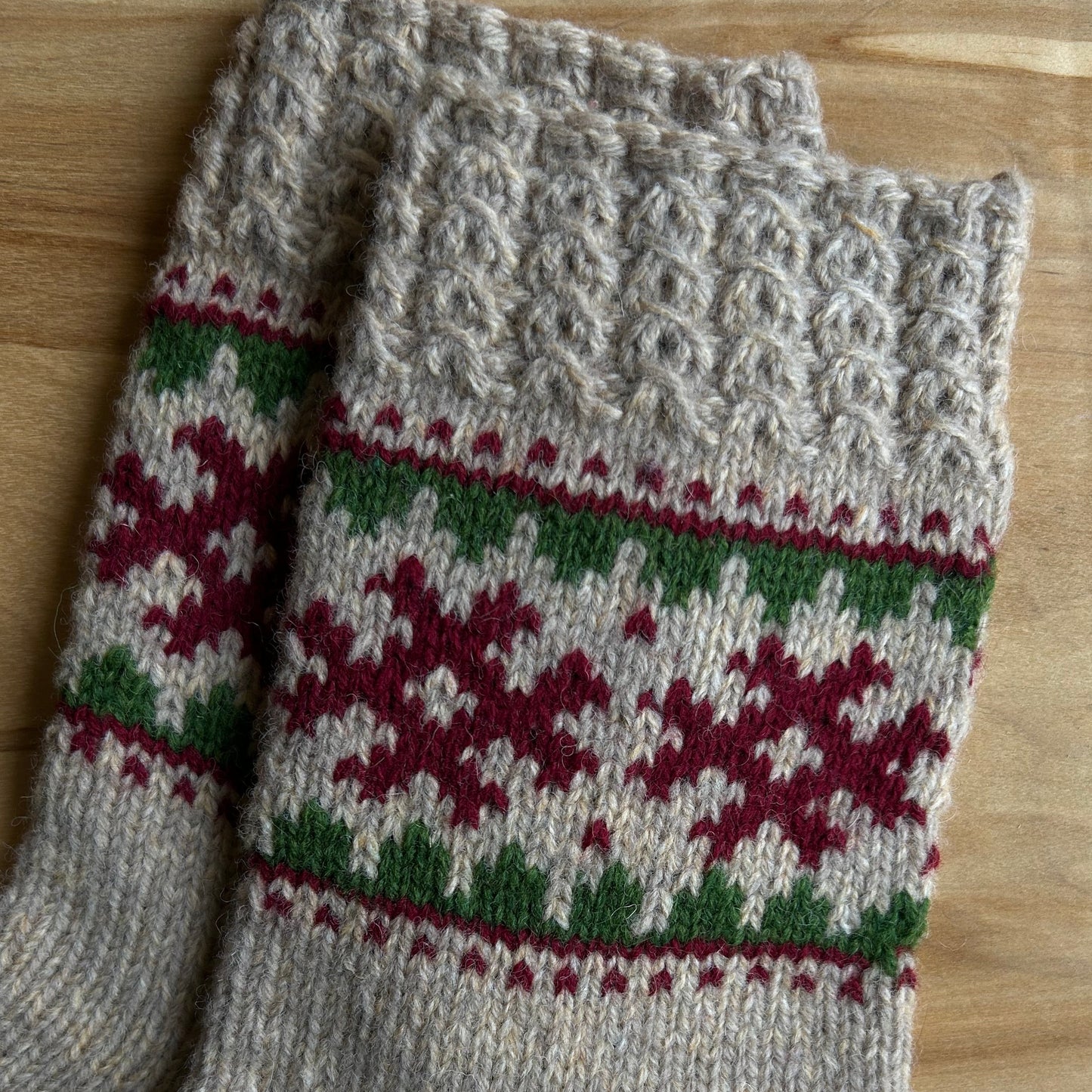 Siltās zeķes 45.-47.izm. gaiši brūnas zeķes ar sarkaniem ornamentiem (MALI 50)