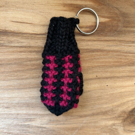 Atslēgu piekariņš - dūrainītis melns ar rozā (VEPA A5)