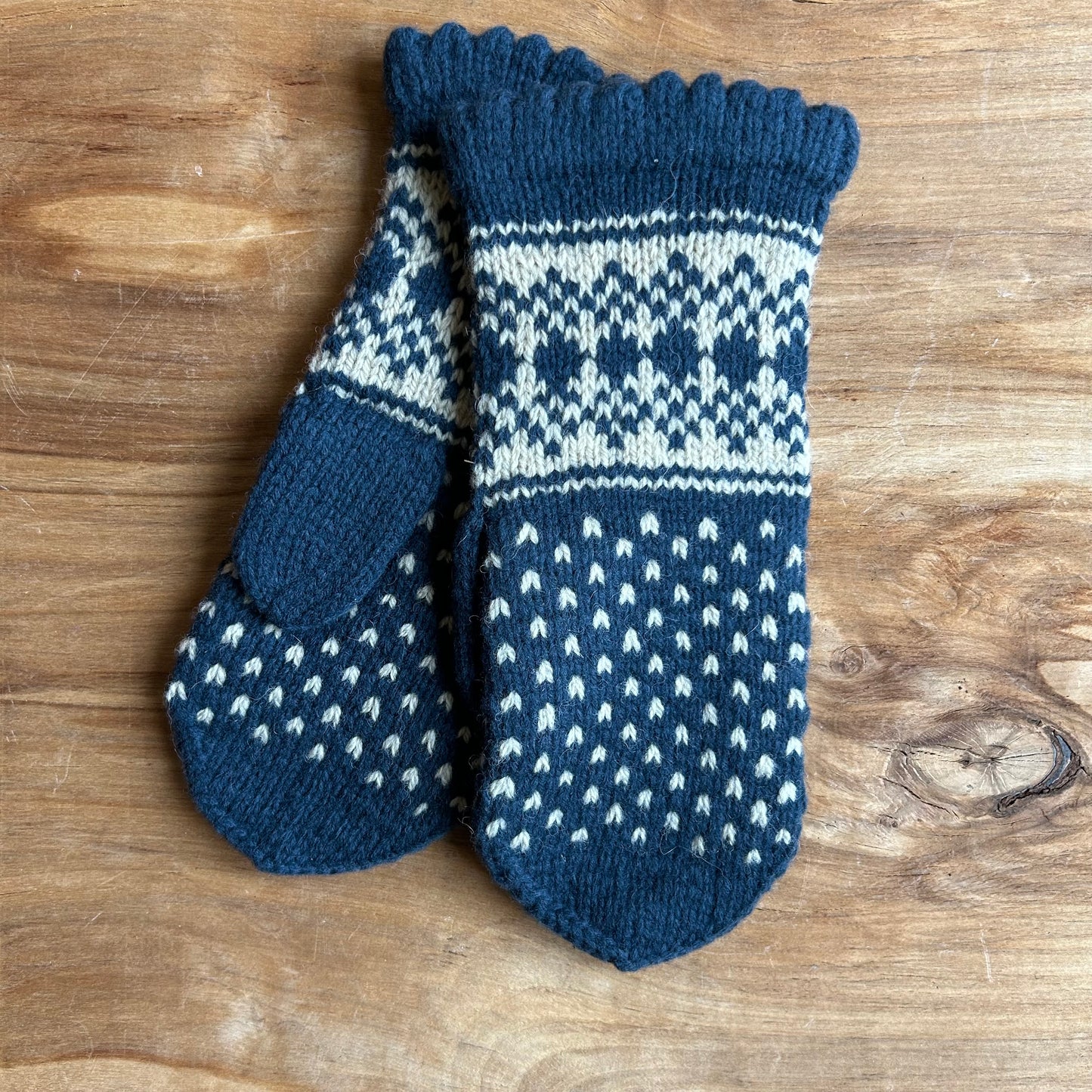 Zilganzaļi sieviešu dūraiņi ar baltiem ornamentiem (MAFE 4)