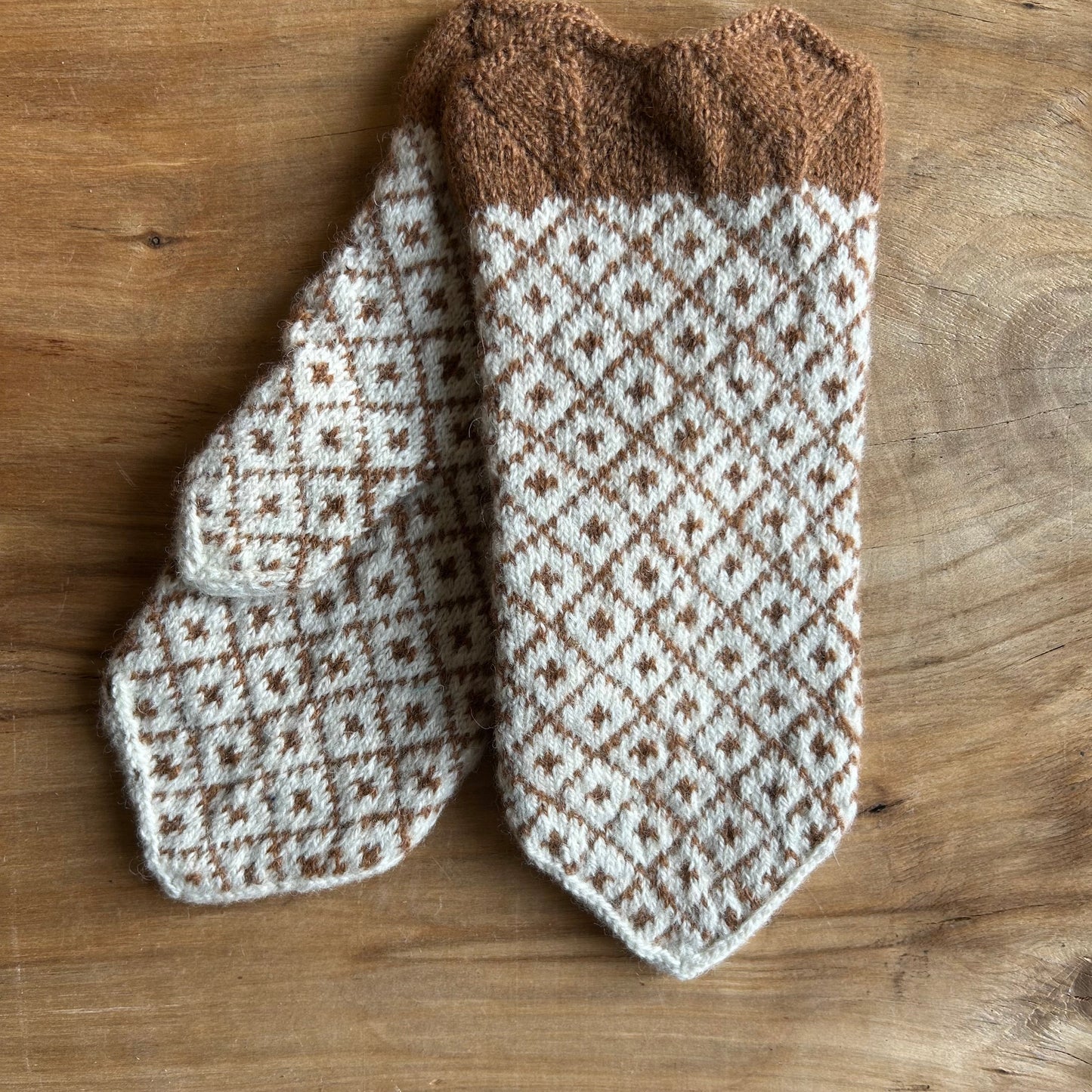 Vilnas dūraiņi ar brūniem rakstiem rombiņos (AIDZ 43)