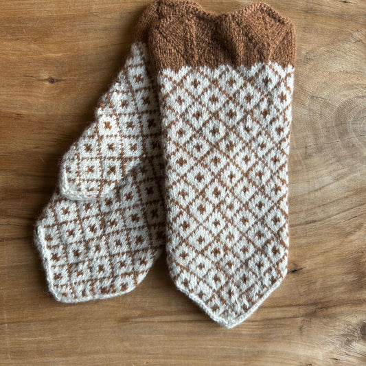 Vilnas dūraiņi ar brūniem rakstiem rombiņos (AIDZ 43)