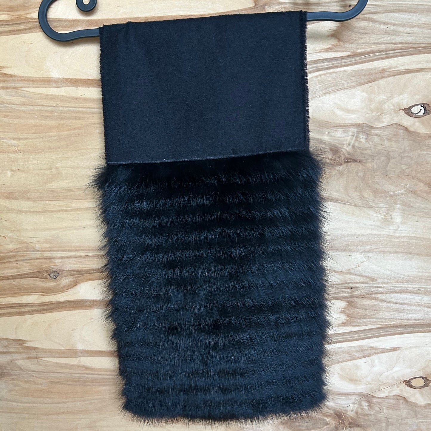 Melna vilnas šalle ar melnu truša vilnas dekoratīvu malu (JĀNA 44)