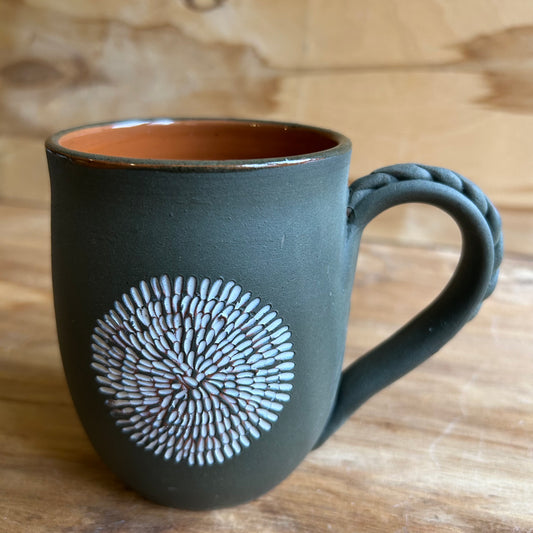 Tumši zaļa māla krūze  (MASP 133)