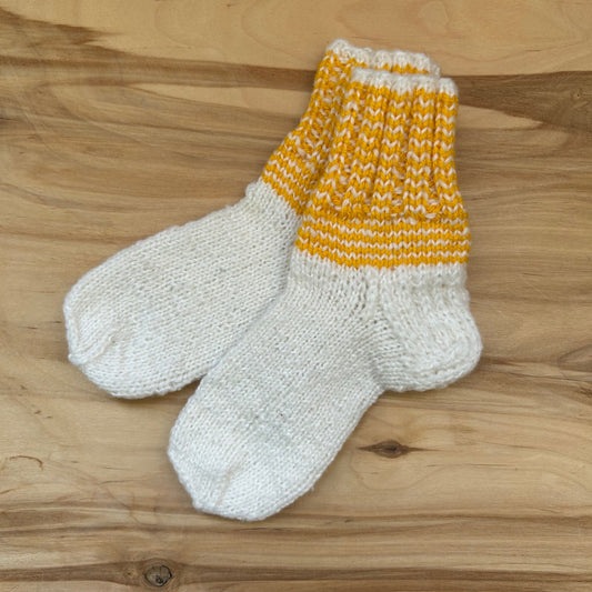 Baltas adītas siltās zeķītes ar dzeltenu stulmu 24.-26.izm. (SITĒ 45)