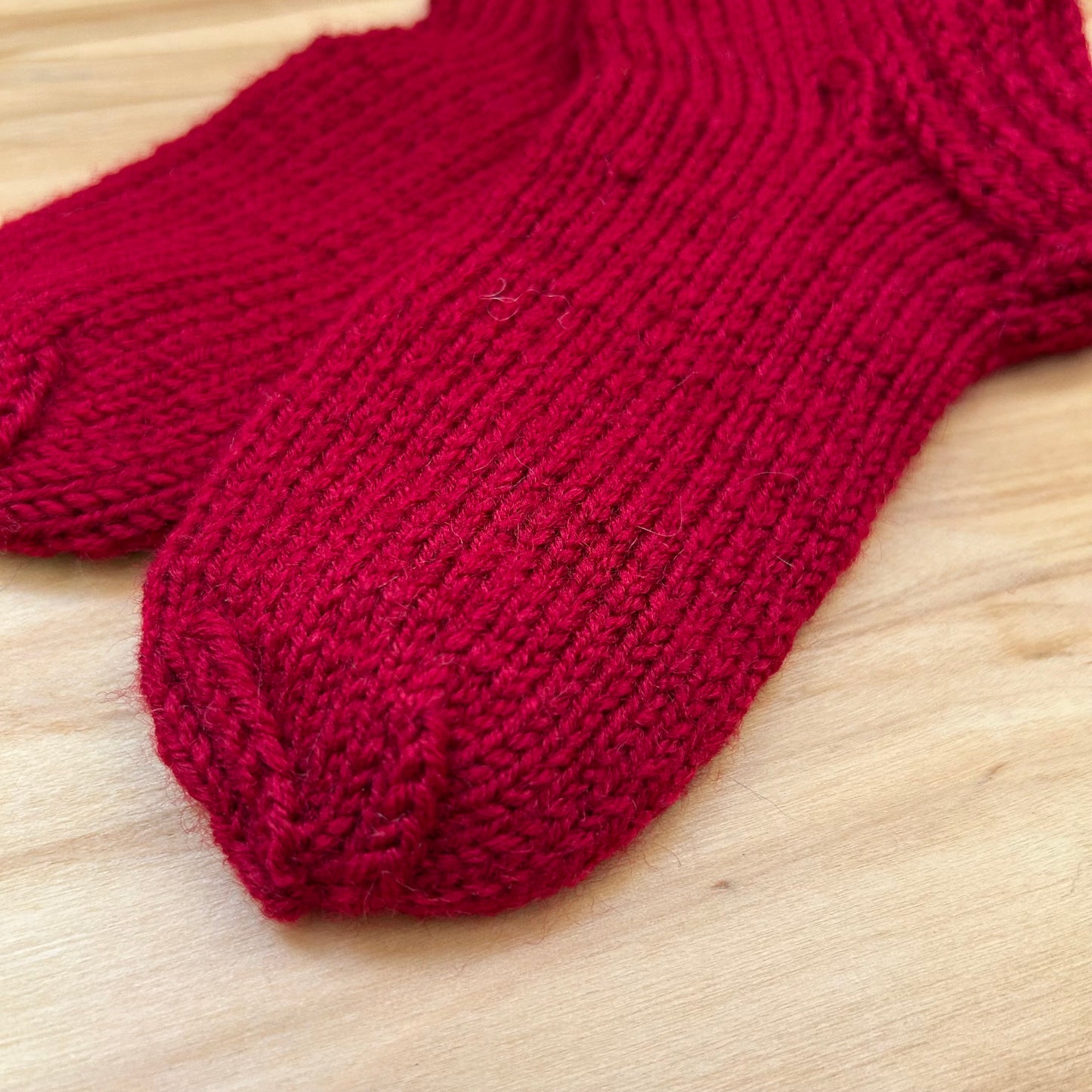 Tumši sarkanas adītas siltās zeķītes 24.-26.izm. (SITĒ 48)