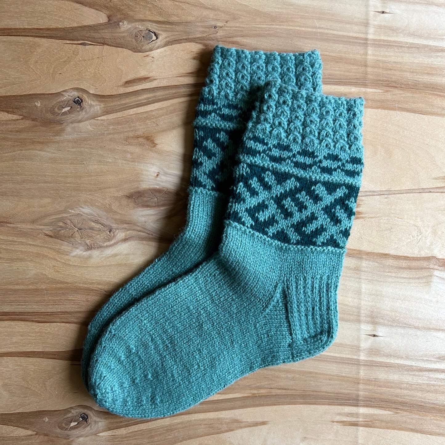 Siltās zeķes 43.-45.izm. zilganzaļā krāsā ar zaļiem ornamentiem (MALI 42)