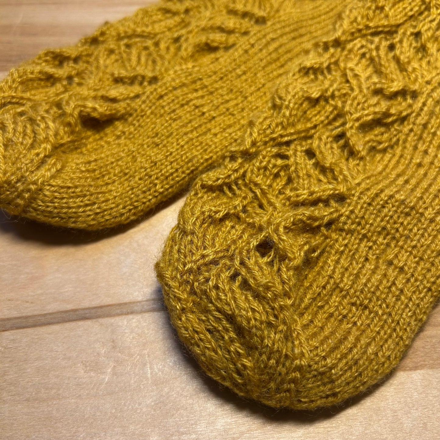 Sinepju dzeltenas krāsas mežģīņu adījuma siltās zeķes 42.-44. izm. (SITĒ 36)