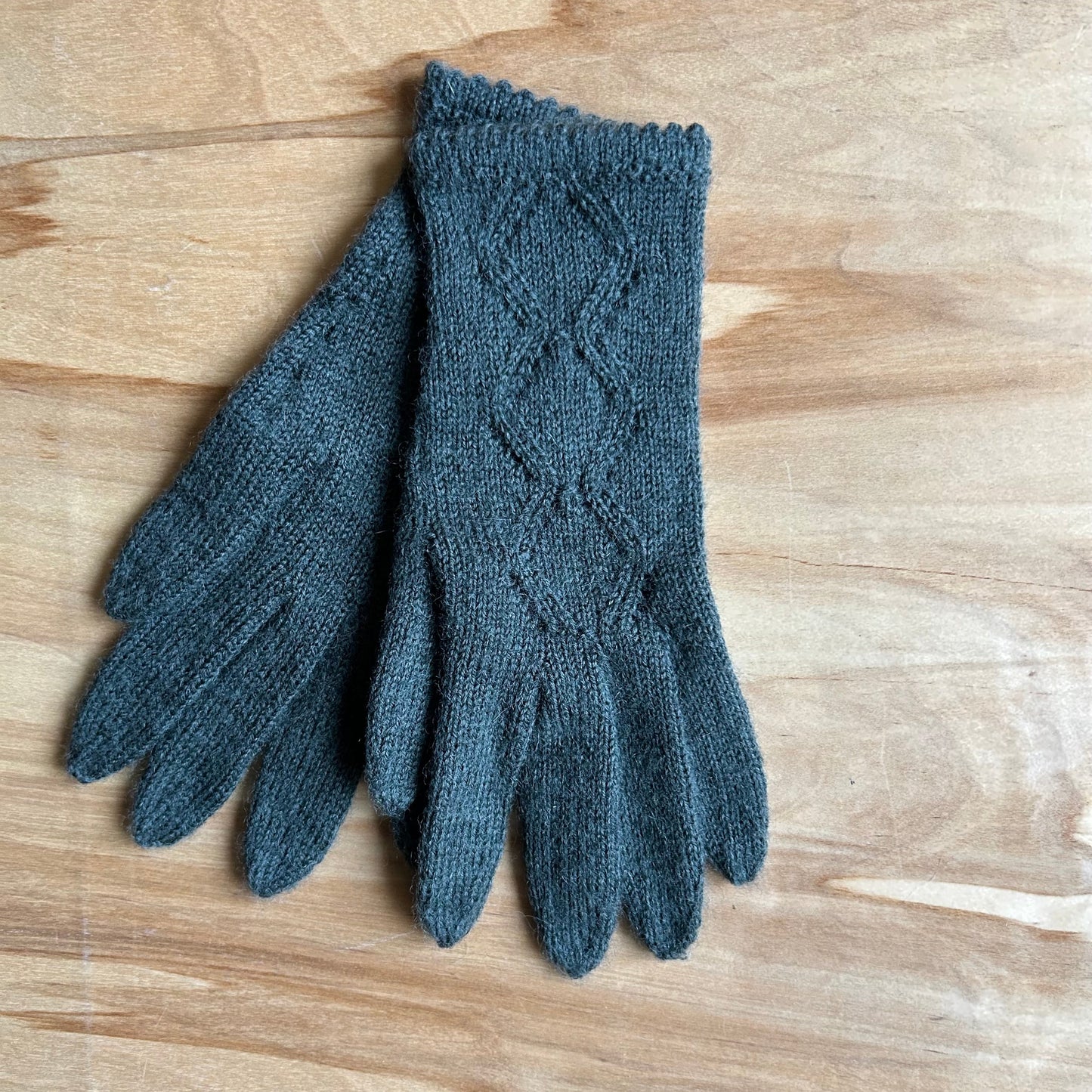 Rokām adīti tumši pelēkzaļi pirkstaiņi ar  rombu rakstu plaukstas virspusē (INVA 54)