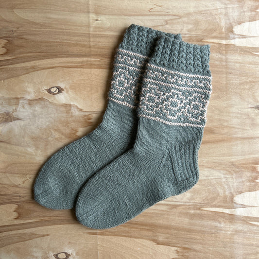 Siltās zeķes 43.-45.izm. zeķes zaļa toņa ar gaiši brūniem ornamentiem (MALI 46)