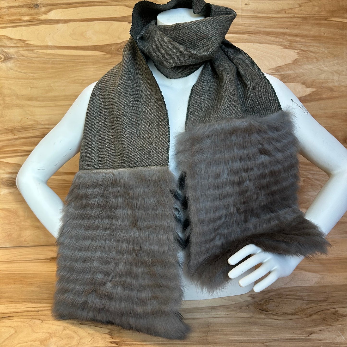 Pelēkbrūna vilnas šalle brūnu truša vilnas dekoratīvu malu (JĀNA 37)