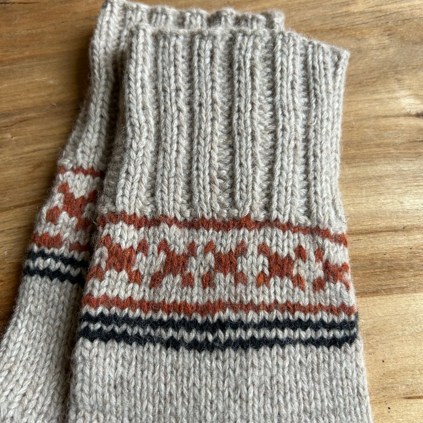 Siltās zeķes 42.-44.izm. gaiši pelēkā krāsā ar oranžiem ornamentiem (MAFE 11)