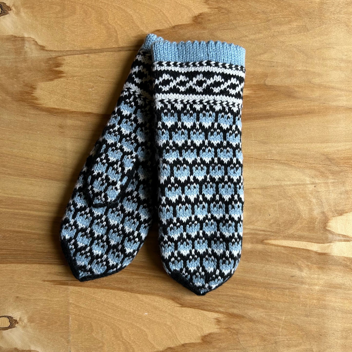 Zili merino vilnas dūraiņi ar baltiem un brūniem ornamentiem (RABE 85)