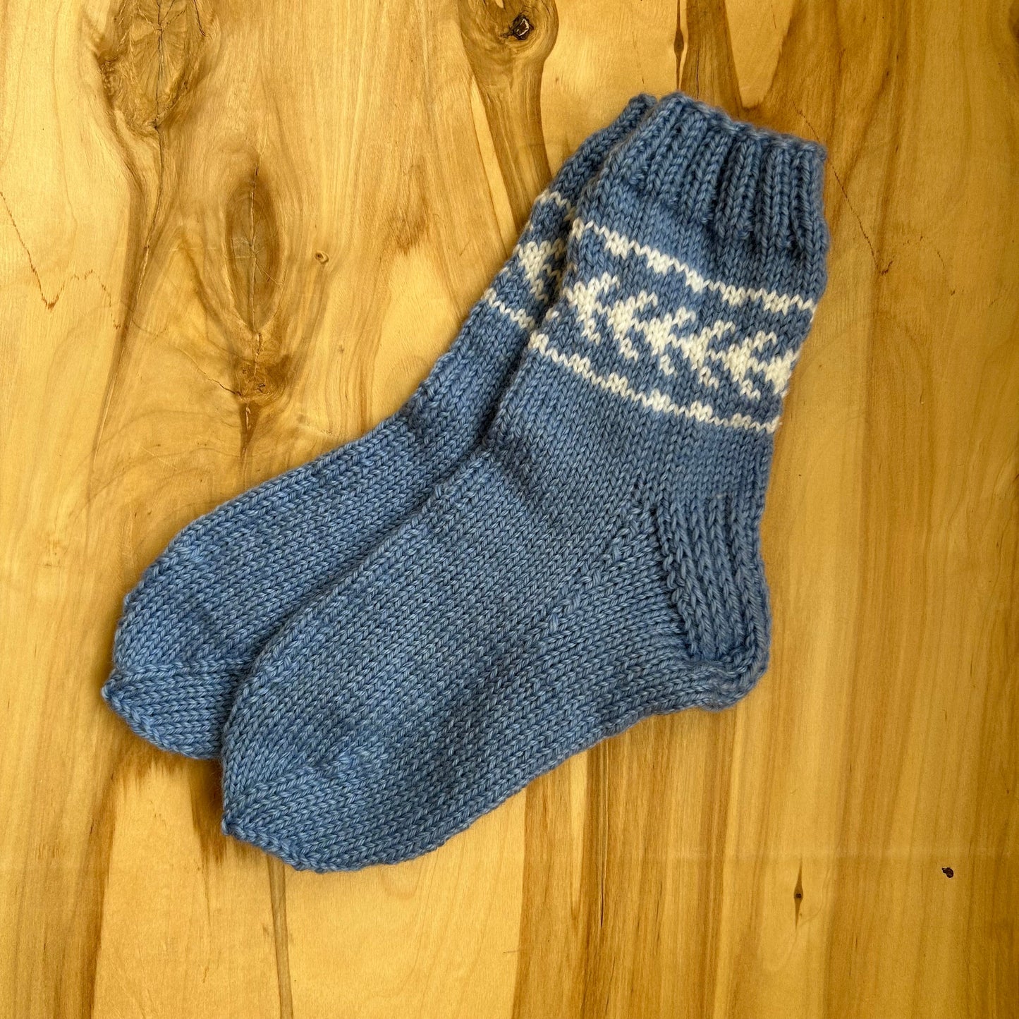 Rokām adītas siltās zeķes gaiši zilā krāsā 33.-35.izm. (INKU 35)