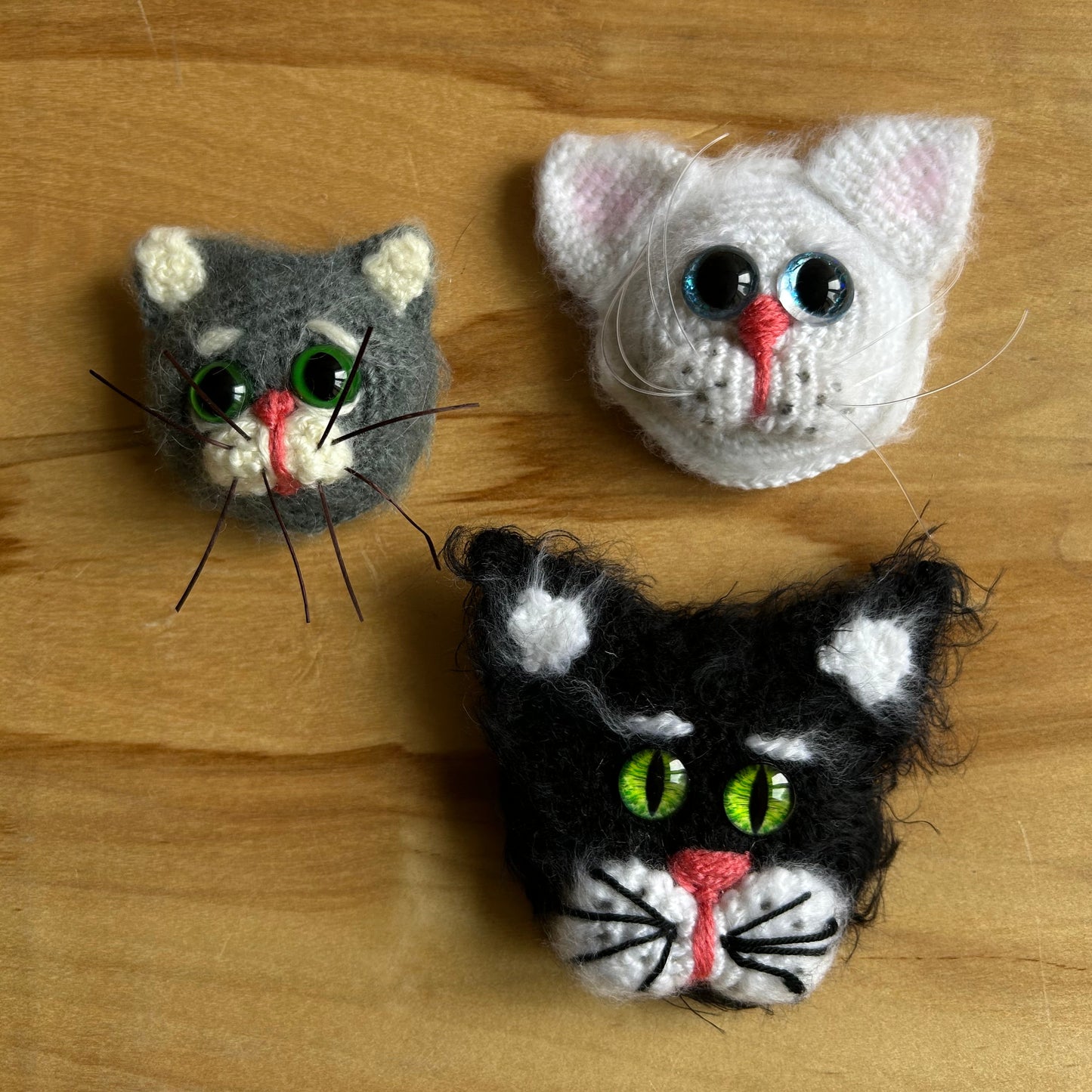 Tamborēta broša Melns kaķis (INBA 22)