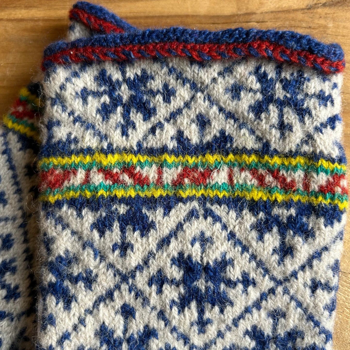 Vilnas dūraiņi ar tumši ziliem zvaigznīšu rakstiem rombiņos (AIDZ 42)