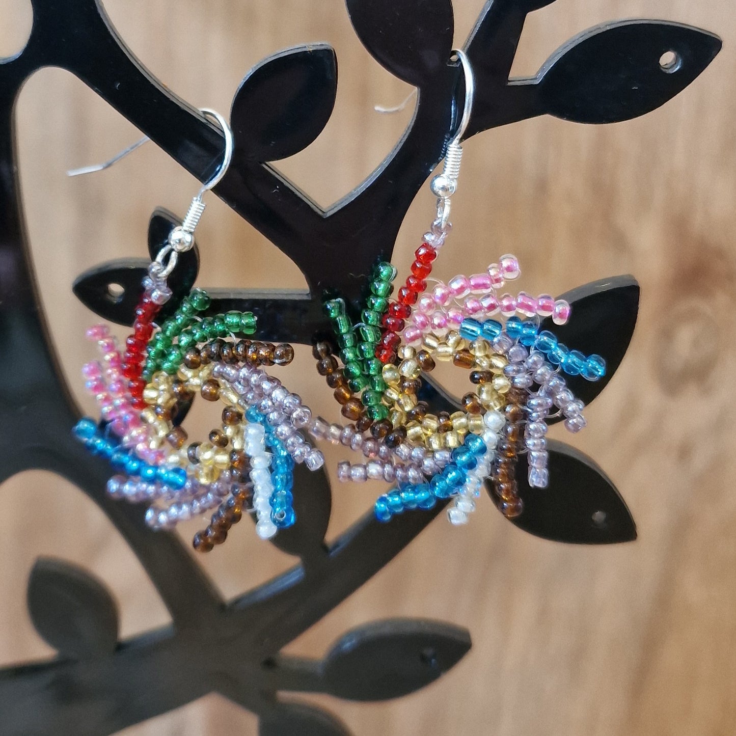 Dažādu krāsu sīkpērlīšu auskari "Karuselis" (DAMI 15) - www.tiptip.lv 