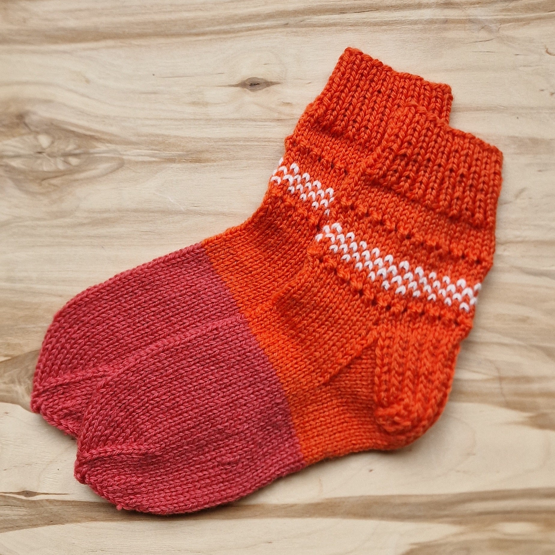 Dažādu sarkanu toņu vilnas zeķes bērniem 33.-35.izm. (VEZI 23) - www.tiptip.lv 